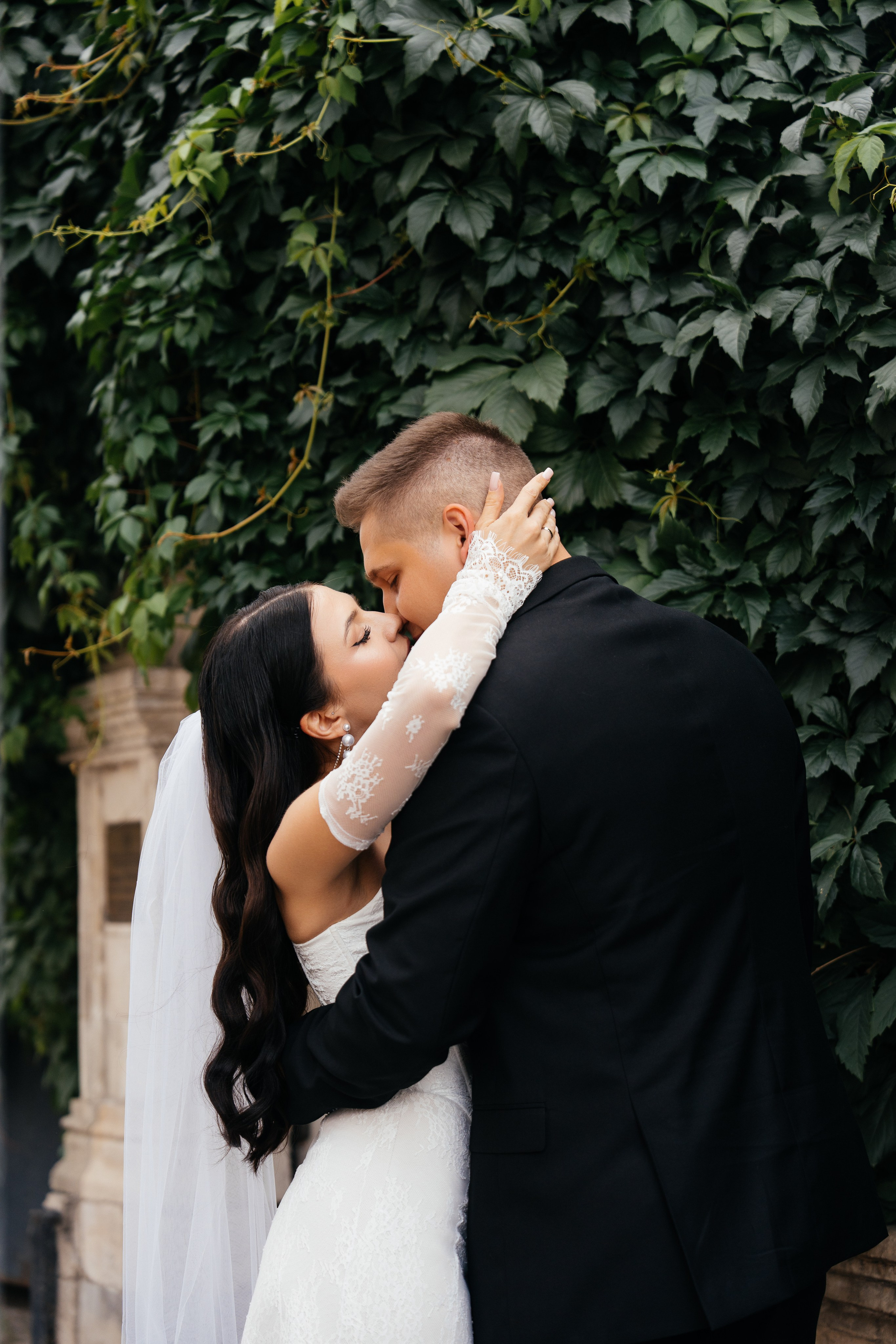 Свадебная фотосессия в Москве у высотки на Котельнической набережной. Свадебный фотограф в Москве Анна Полушина