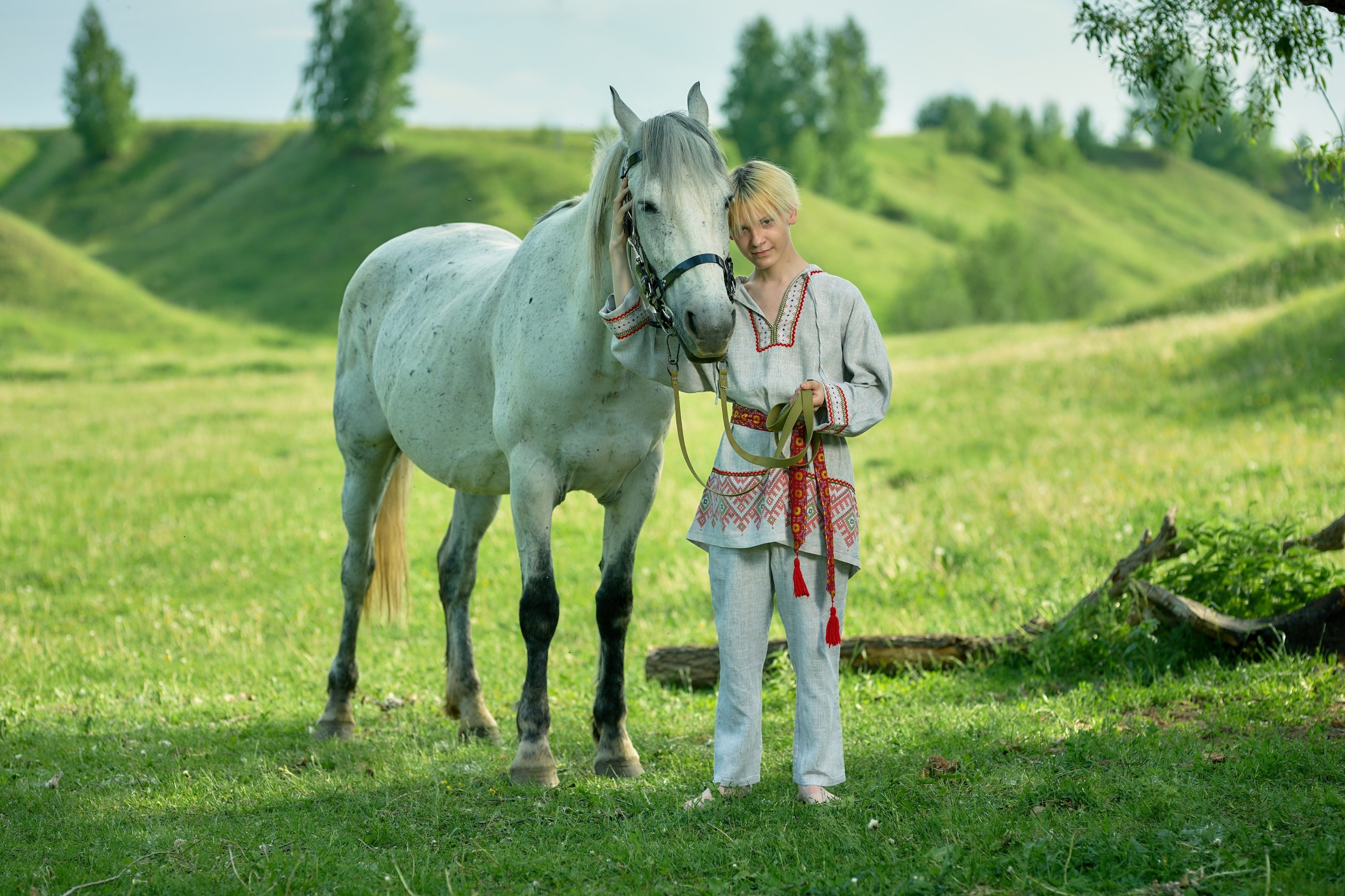 Дети в национальных костюмах с лошадью