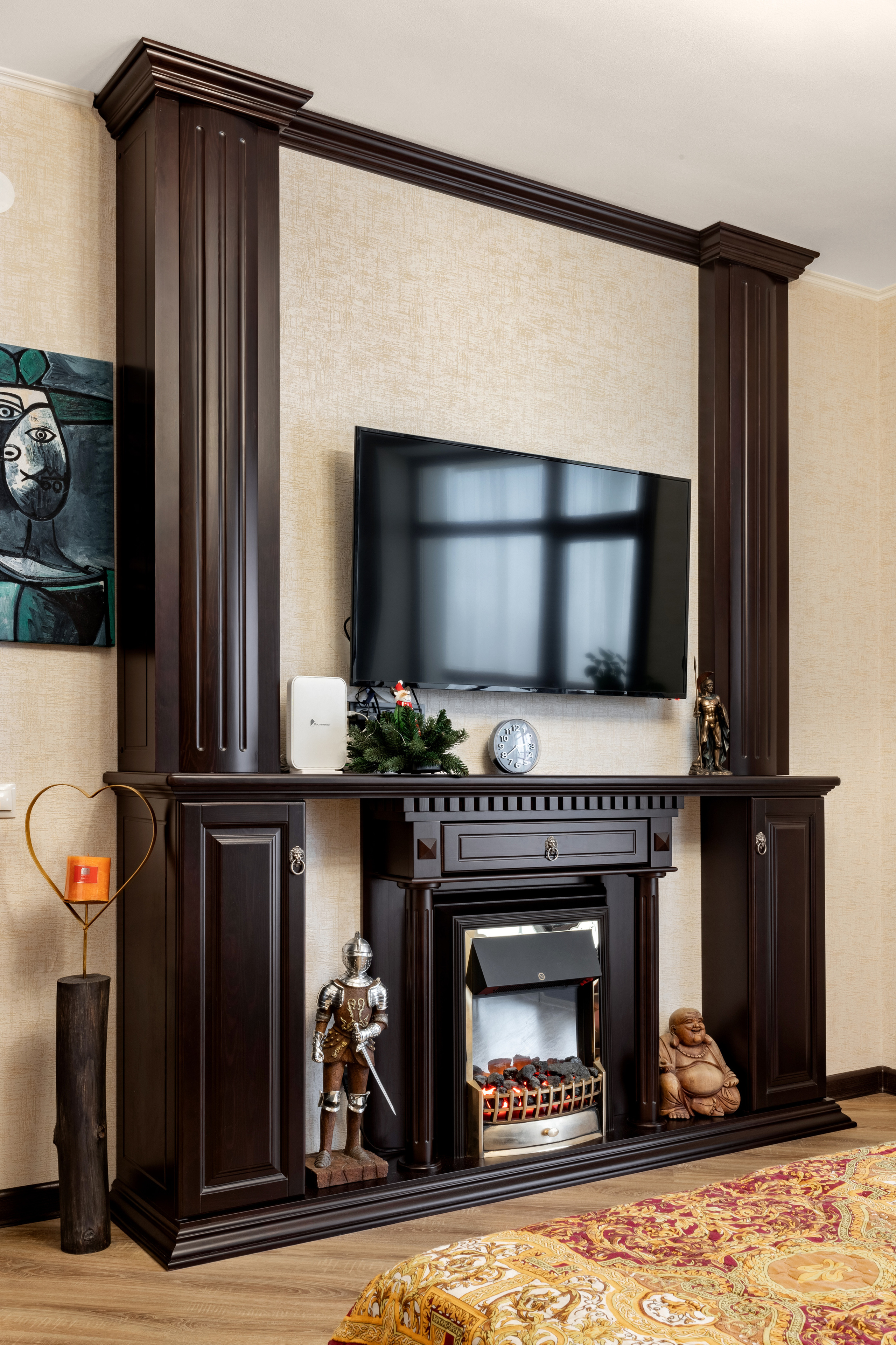 Интерьер в квартире (спальня, двери, отделка оконного проёма). Декабрь 2021. Фотограф Пермь. Свадьбы. Семья и дети, школа, д. сад. Фотокниги