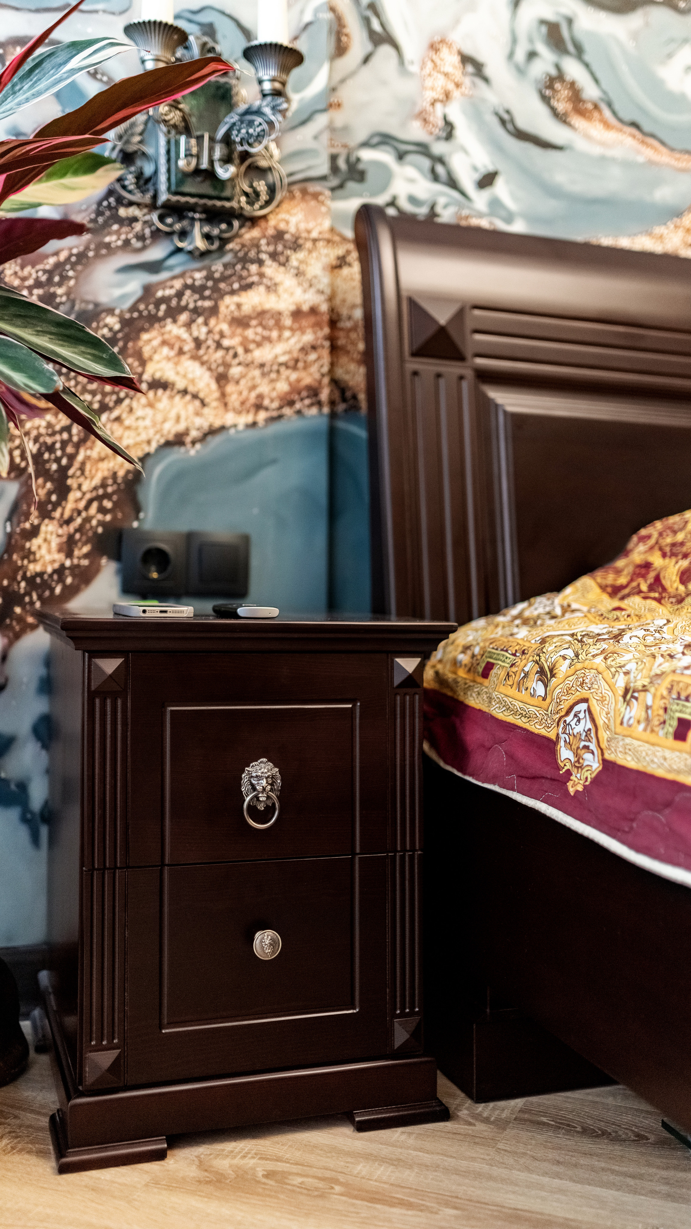 Интерьер в квартире (спальня, двери, отделка оконного проёма). Декабрь 2021. Фотограф Пермь. Свадьбы. Семья и дети, школа, д. сад. Фотокниги