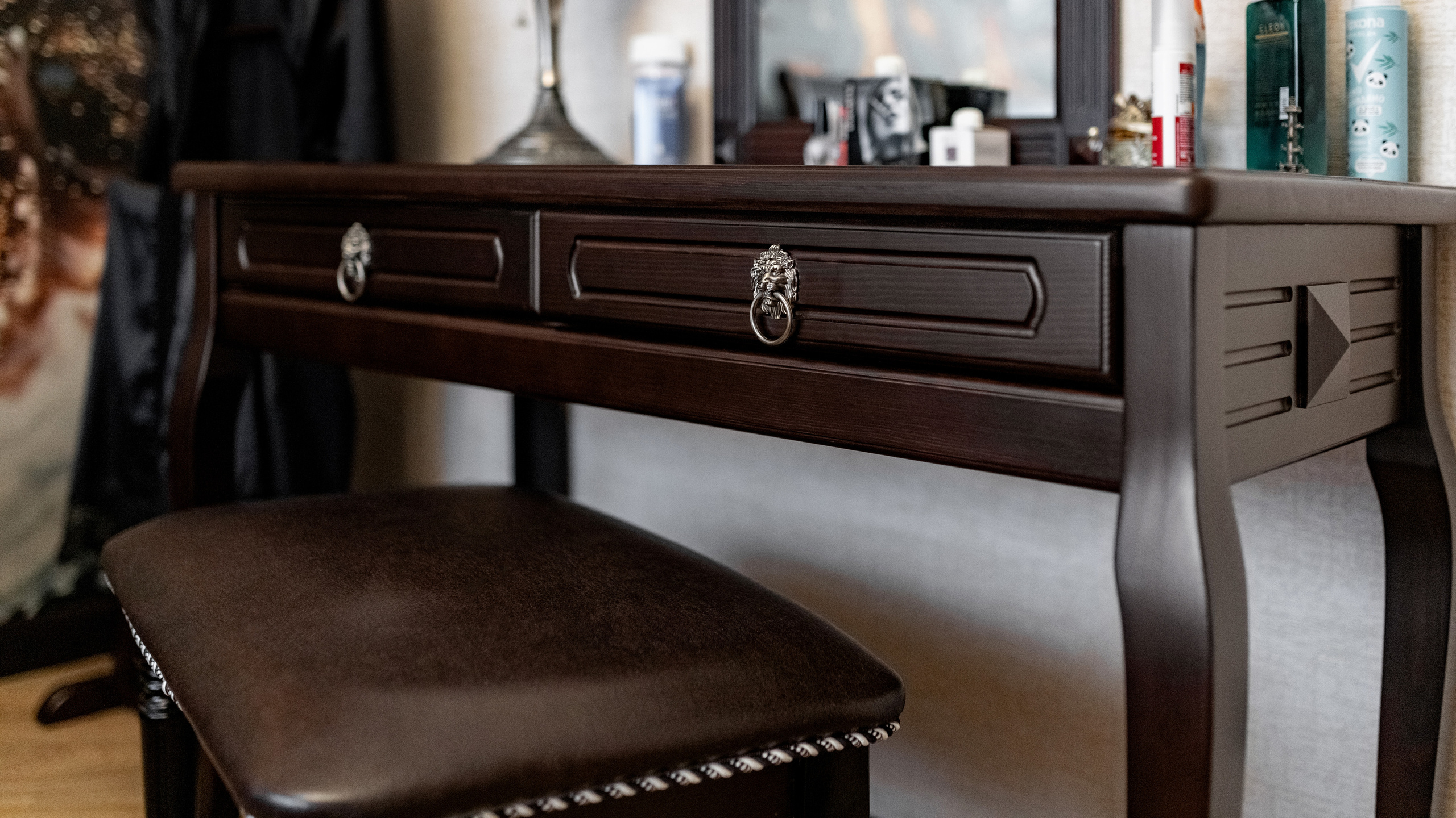 Интерьер в квартире (спальня, двери, отделка оконного проёма). Декабрь 2021. Фотограф Пермь. Свадьбы. Семья и дети, школа, д. сад. Фотокниги