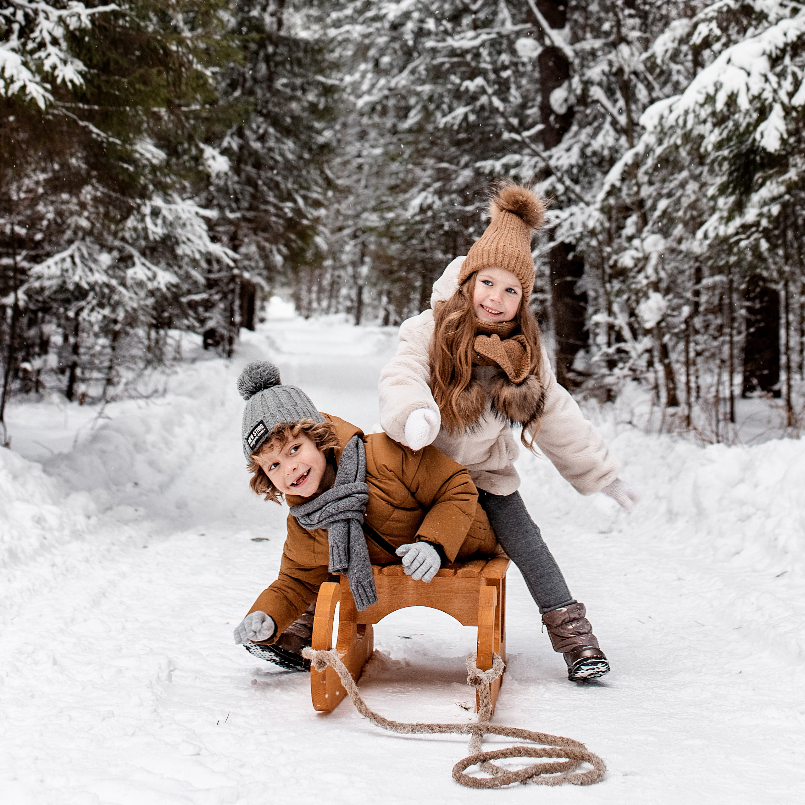 Черняевский лес. Февраль 2022. Глеб и Марго. Фотограф Пермь. Свадьбы. Семья и дети, школа, д. сад. Фотокниги