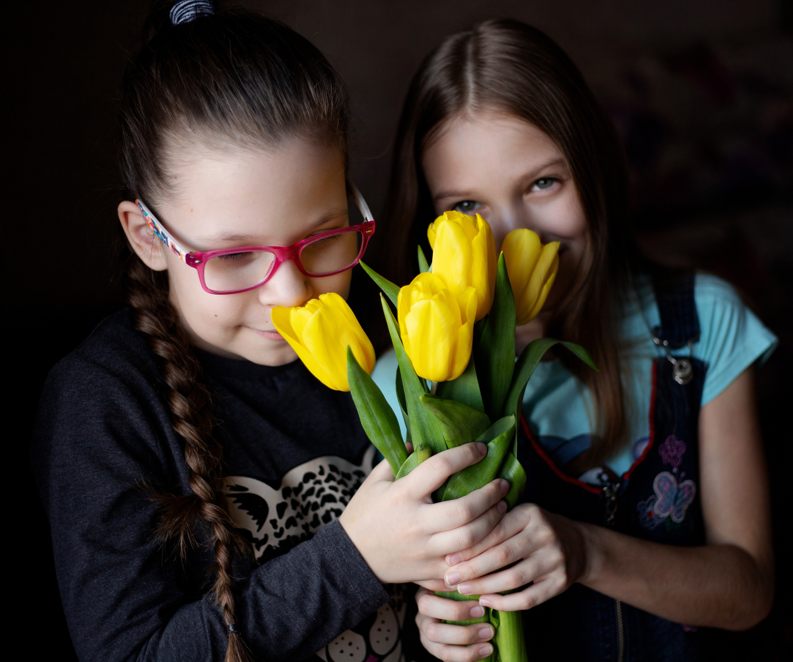 Домашняя съёмка. 8 Марта. Миланочка, Юля, Вероника. Март 2022. Фотограф Пермь. Свадьбы. Семья и дети, школа, д. сад. Фотокниги