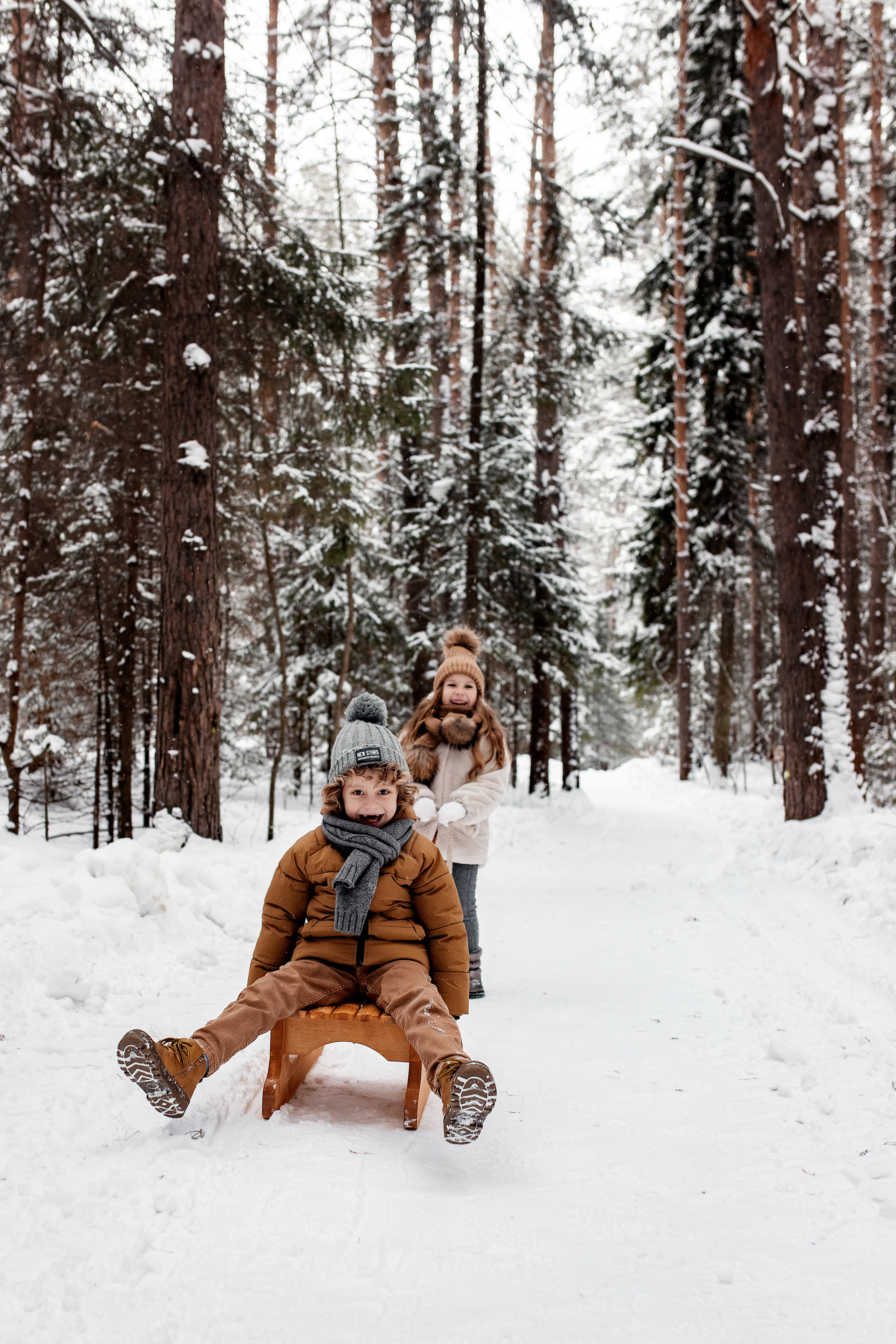 Черняевский лес. Февраль 2022. Глеб и Марго. Фотограф Пермь. Свадьбы. Семья и дети, школа, д. сад. Фотокниги