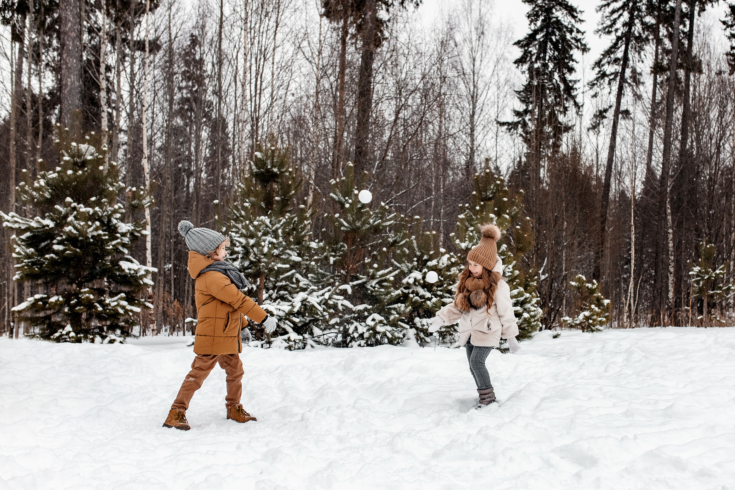Черняевский лес. Февраль 2022. Глеб и Марго. Фотограф Пермь. Свадьбы. Семья и дети, школа, д. сад. Фотокниги