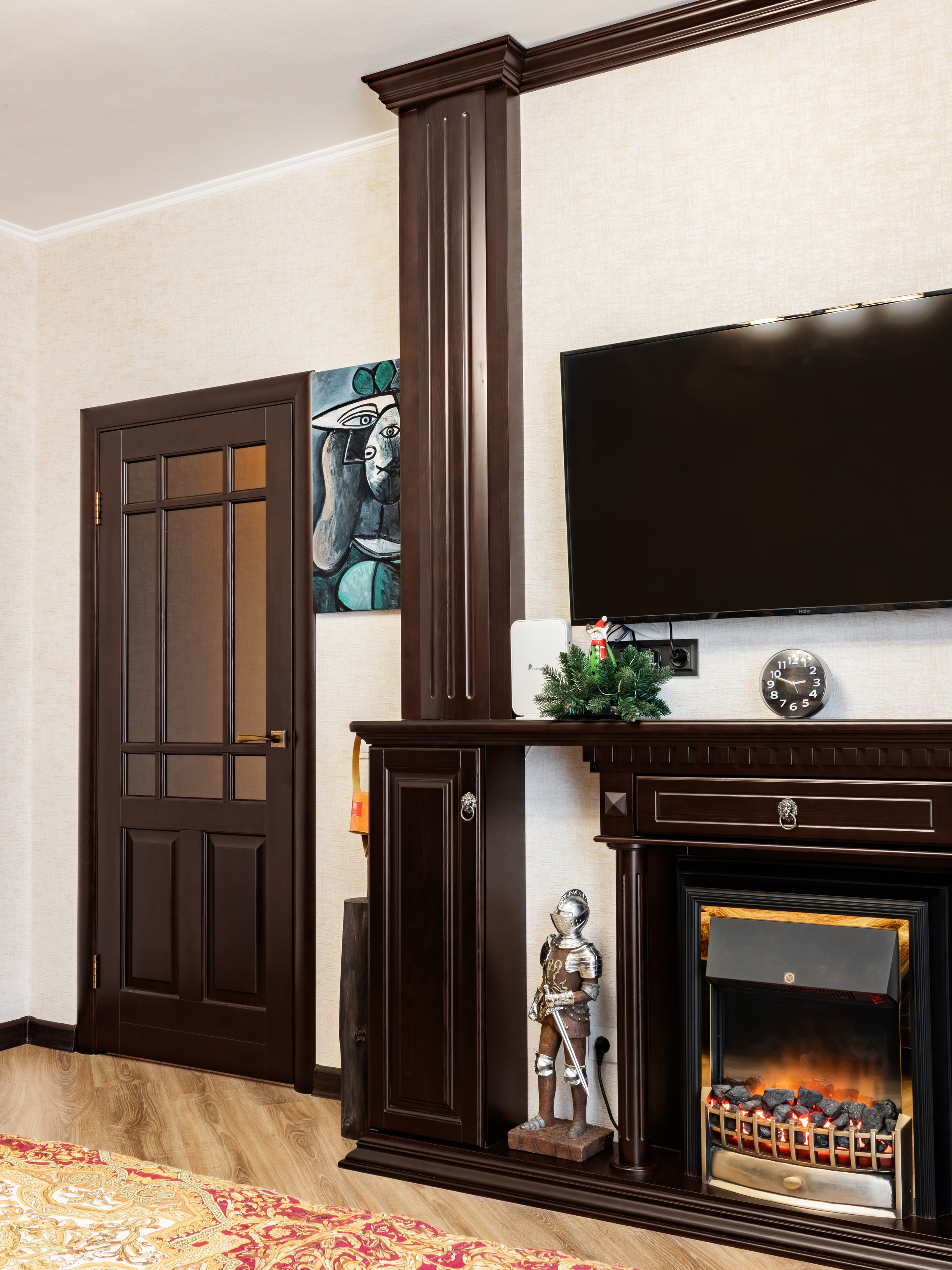 Интерьер в квартире (спальня, двери, отделка оконного проёма). Декабрь 2021. Фотограф Пермь. Свадьбы. Семья и дети, школа, д. сад. Фотокниги