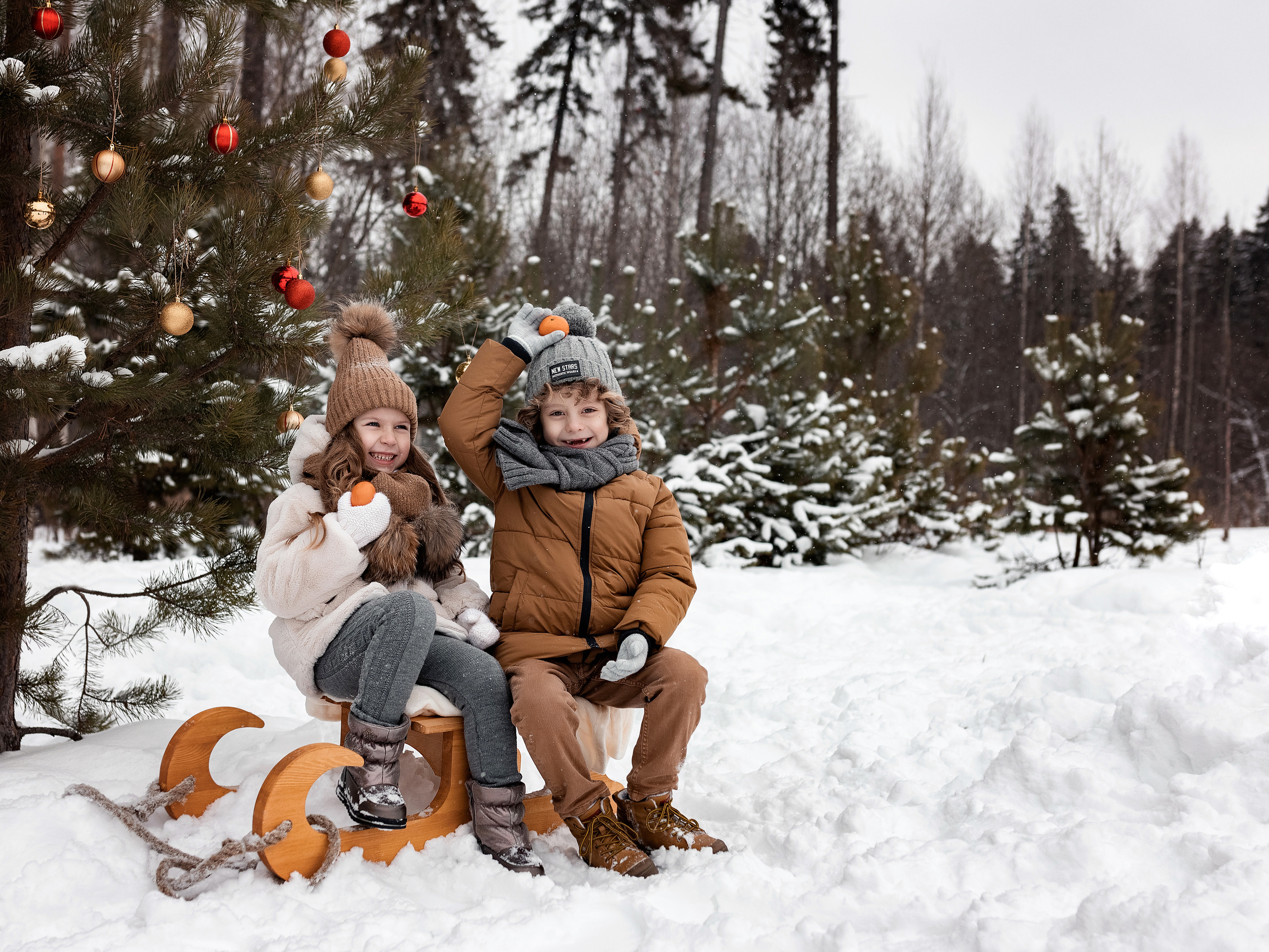 Черняевский лес. Февраль 2022. Глеб и Марго. Фотограф Пермь. Свадьбы. Семья и дети, школа, д. сад. Фотокниги