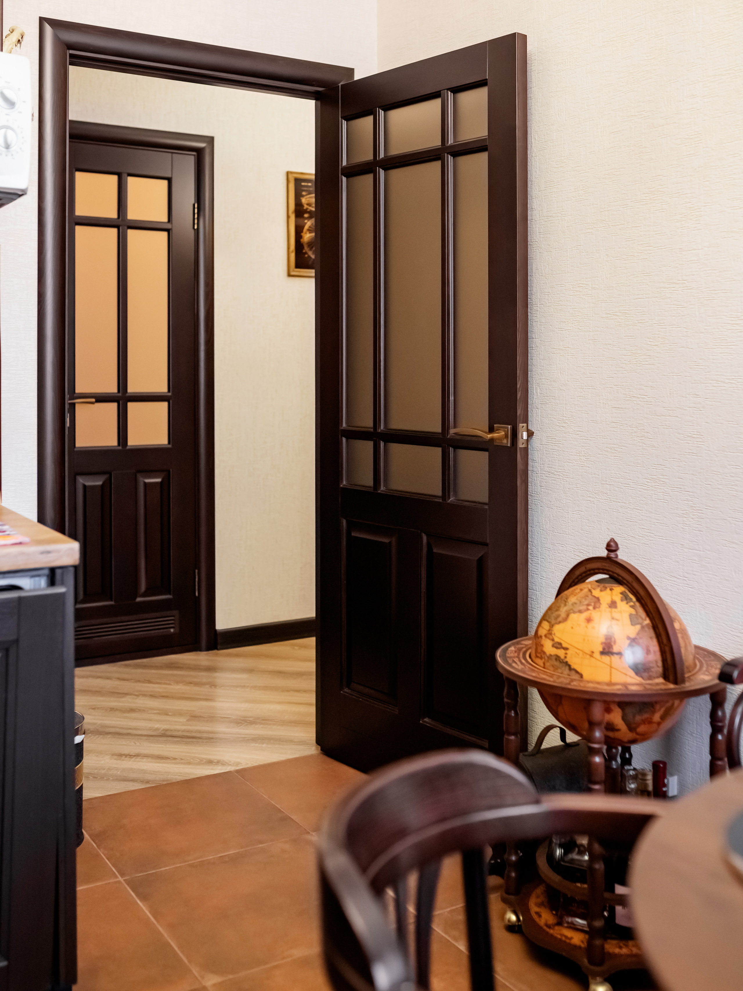 Интерьер в квартире (спальня, двери, отделка оконного проёма). Декабрь 2021. Фотограф Пермь. Свадьбы. Семья и дети, школа, д. сад. Фотокниги