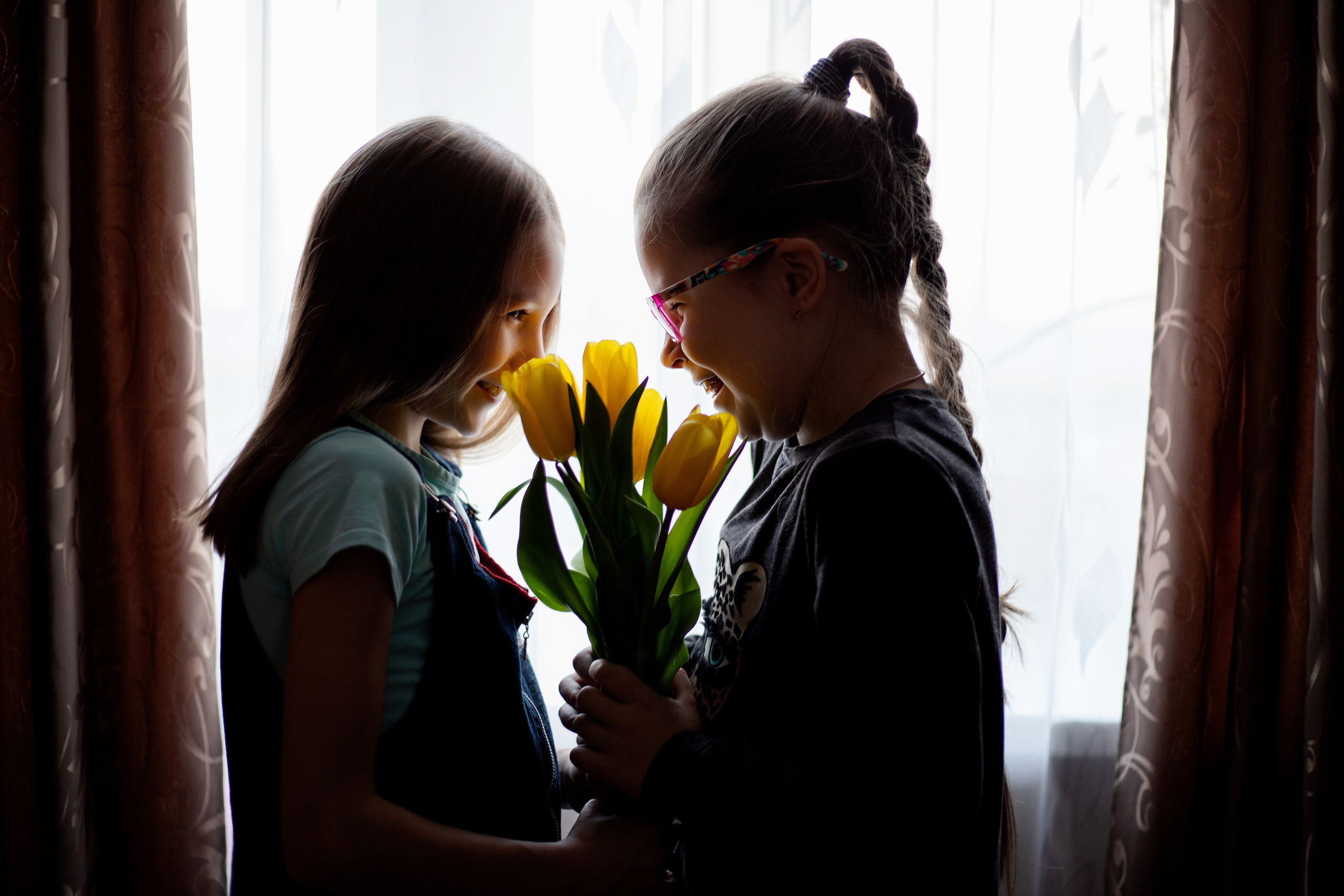 Домашняя съёмка. 8 Марта. Миланочка, Юля, Вероника. Март 2022. Фотограф Пермь. Свадьбы. Семья и дети, школа, д. сад. Фотокниги
