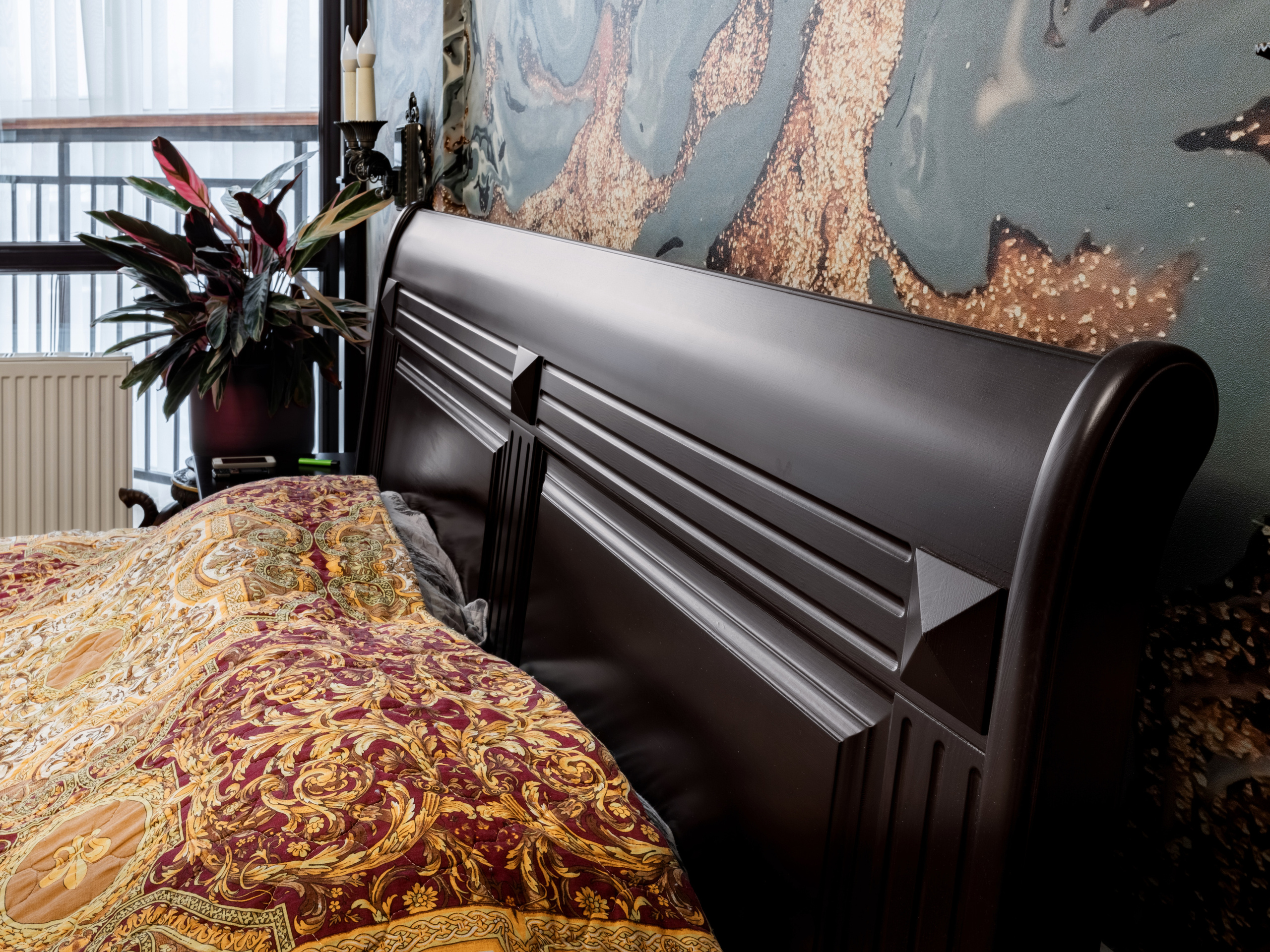 Интерьер в квартире (спальня, двери, отделка оконного проёма). Декабрь 2021. Фотограф Пермь. Свадьбы. Семья и дети, школа, д. сад. Фотокниги