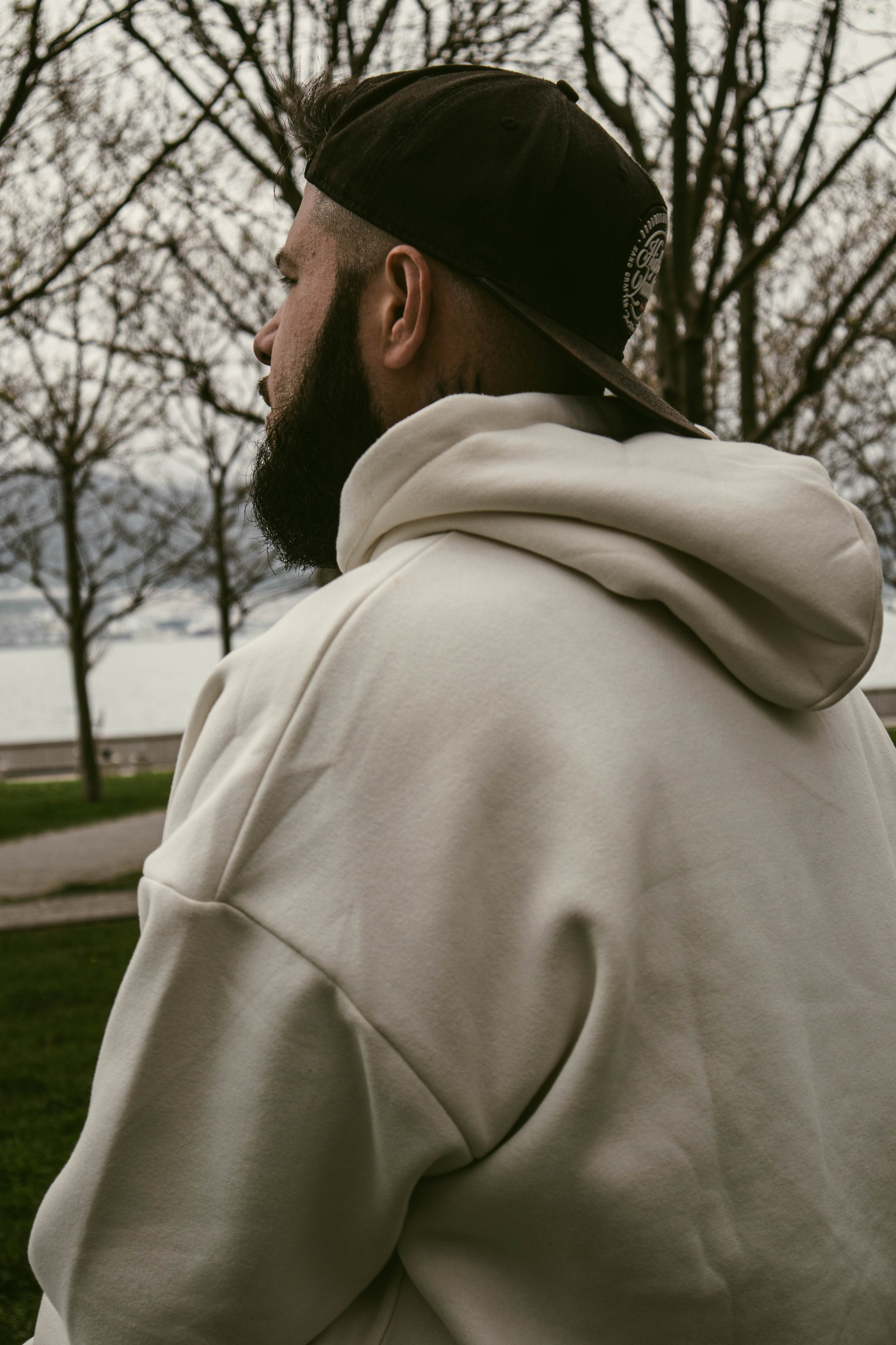 О. Уличный фотограф Города N