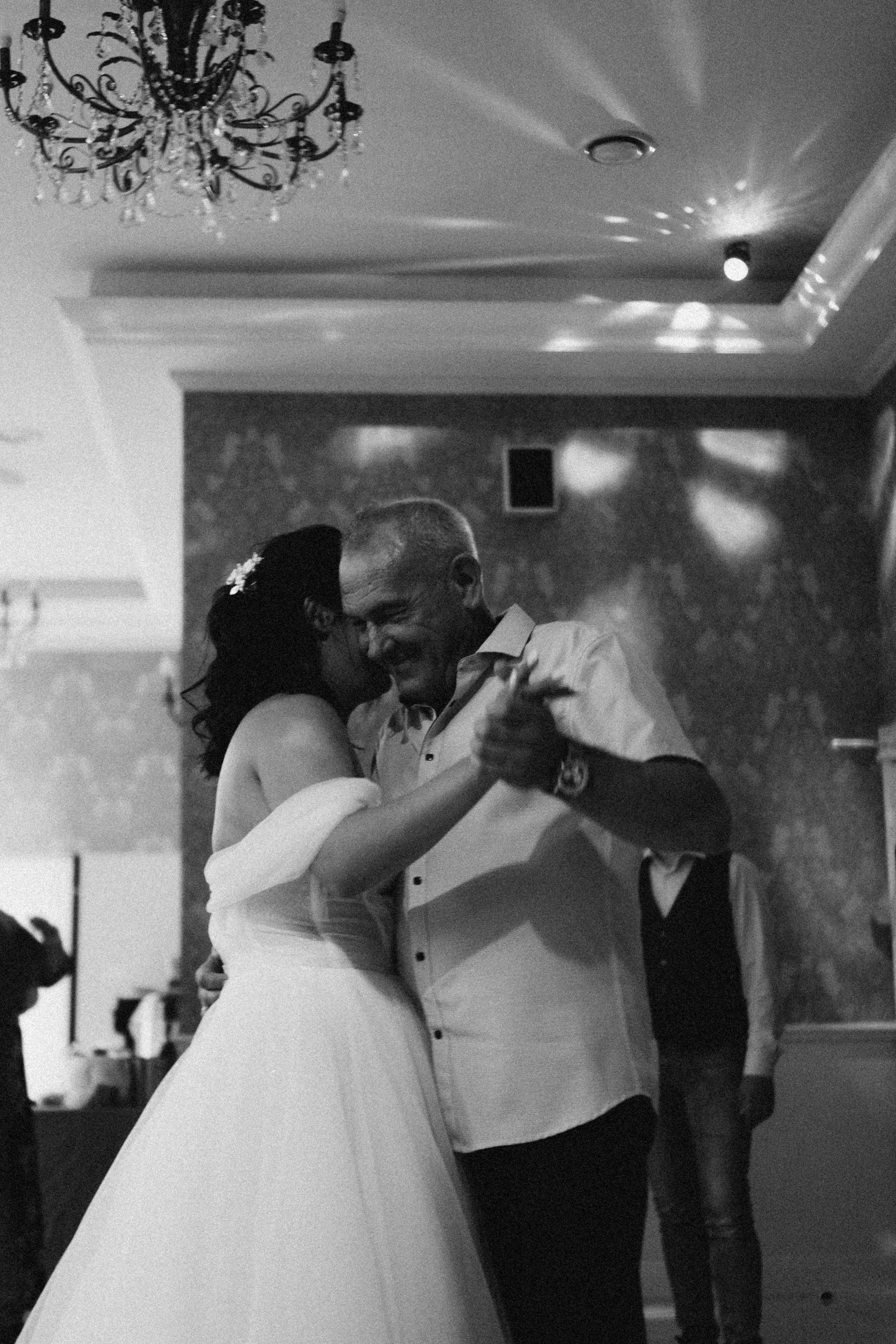 ТАНЕЦ ОТЦА И ДОЧЕРИ НА БАНКЕТЕ (СВАДЕБНАЯ ФОТОСЕСИИЯ БАНКЕТА). Профессиональный фотограф, Санкт-Петербург — Виктория Богомолова