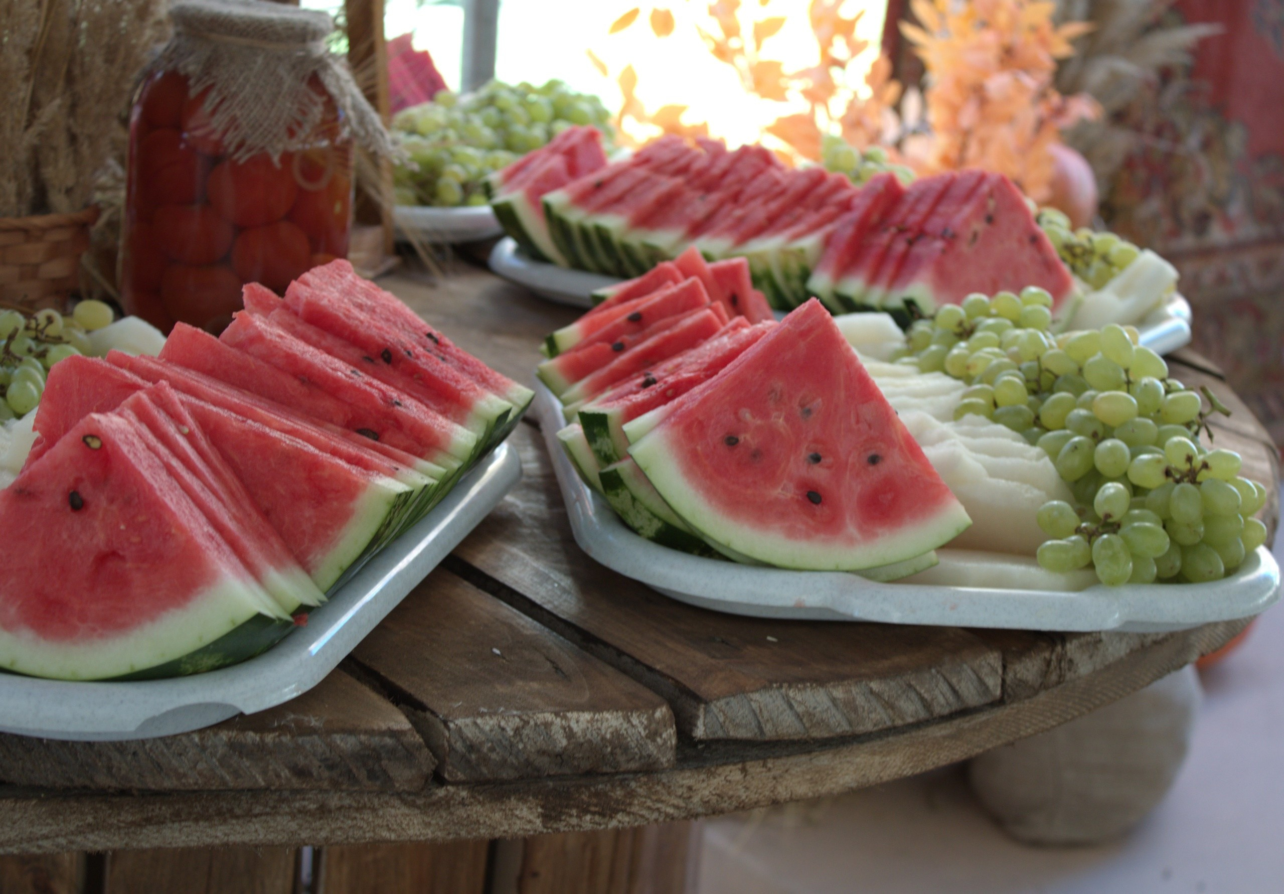 красиво уложенные и порезанные дольки арбуза
