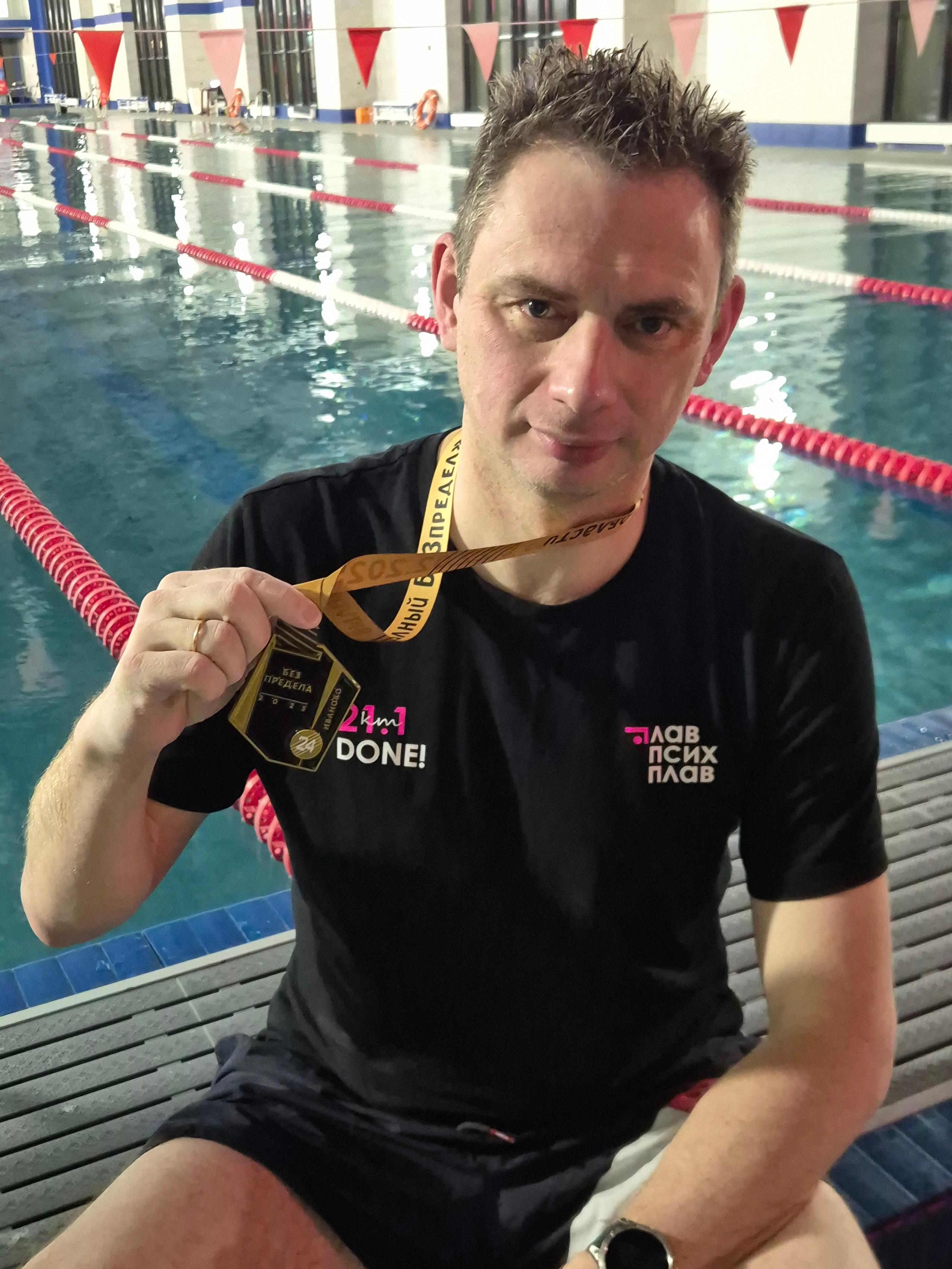 Но я забыл свой важнейший принцип - "Плыть и кайфовать". Вместо этого упирался и гонялся за секундами. На 4.5 ч и 10 проплытых км случился кризис - организм сказал: "хватит, я больше не плыву"