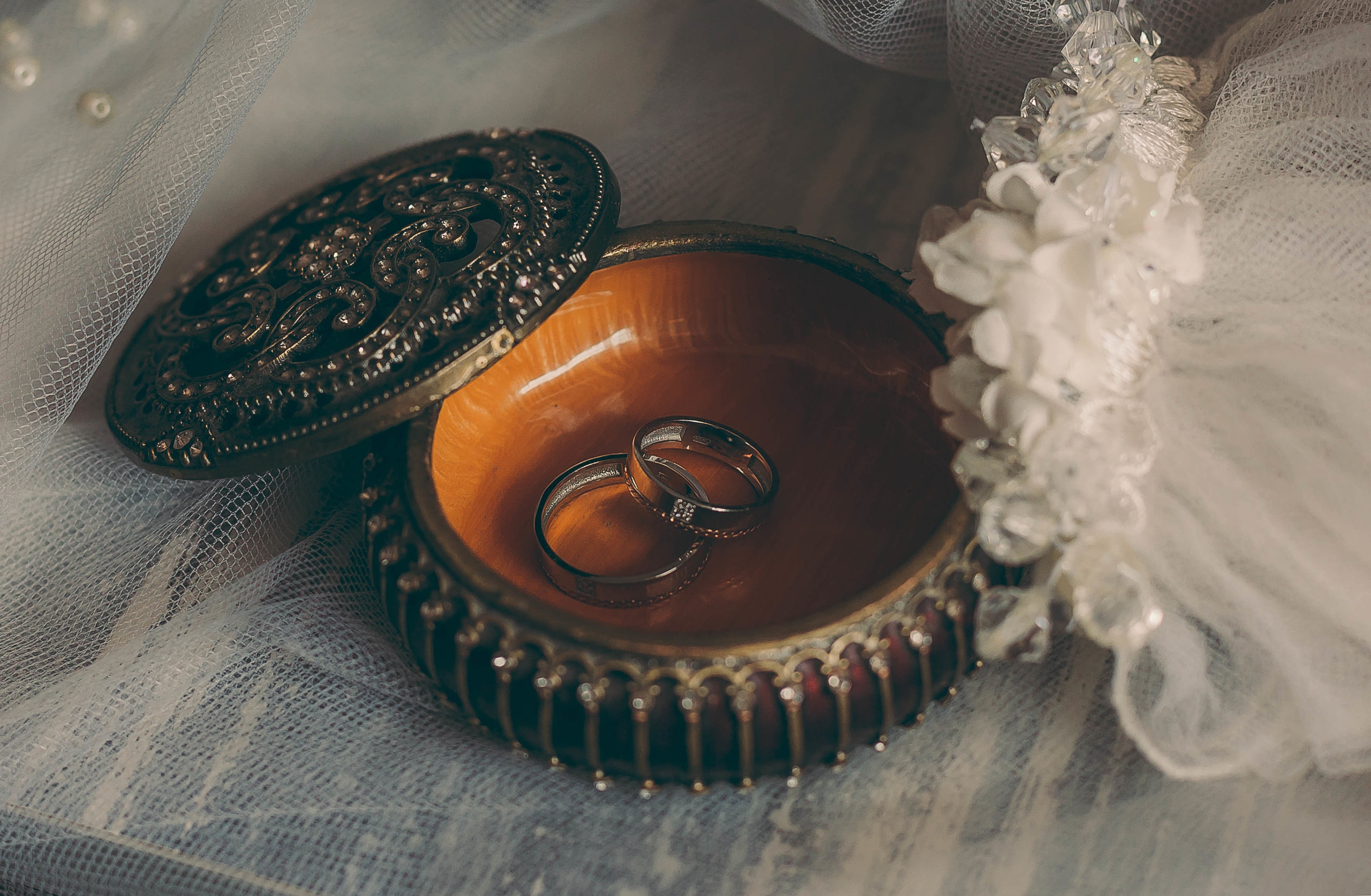 Жаркий солнечный летний день , очень жгучие объятия, поцелуи, энергети. Свадебный семейный фотограф в Иркутске Светлана Светлакова