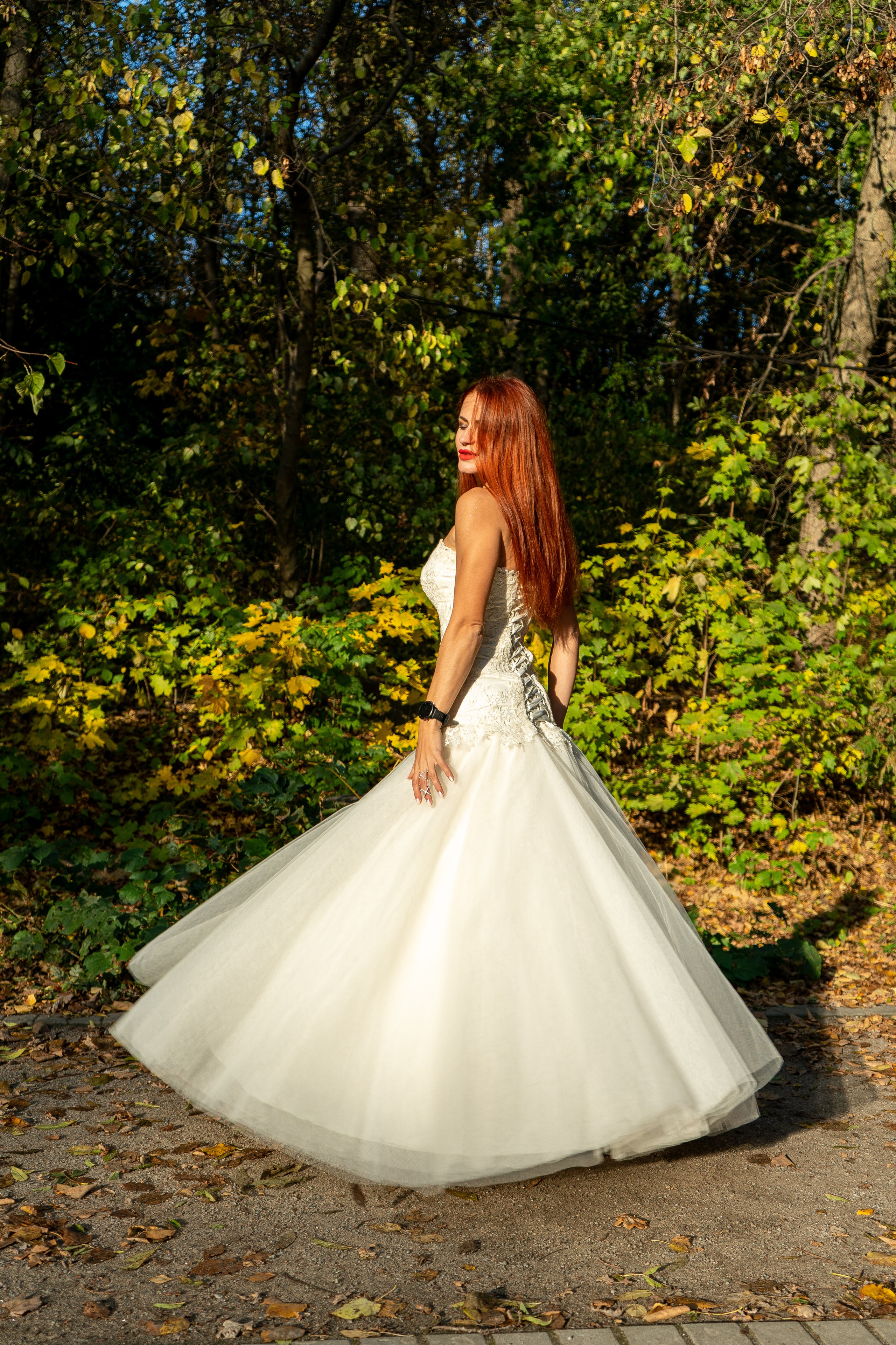 Невеста кружится в белом платье в парке в Воронеже