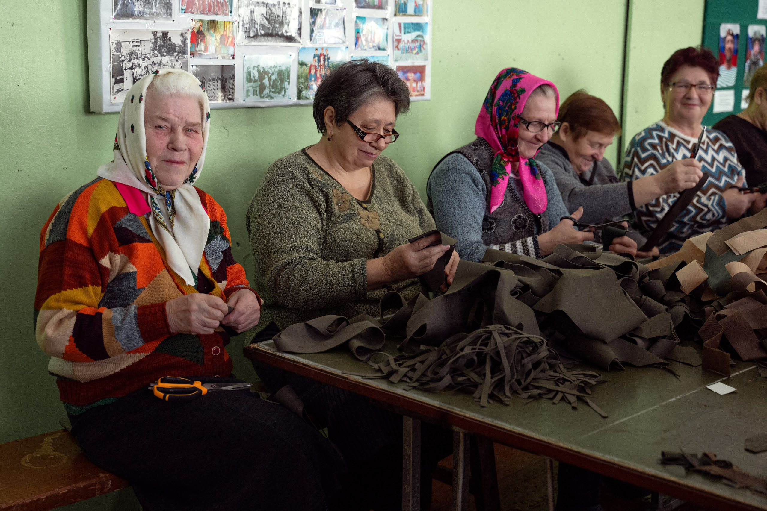 Современные труженницы тыла-женщины в плетут маскировочные сети. Главная