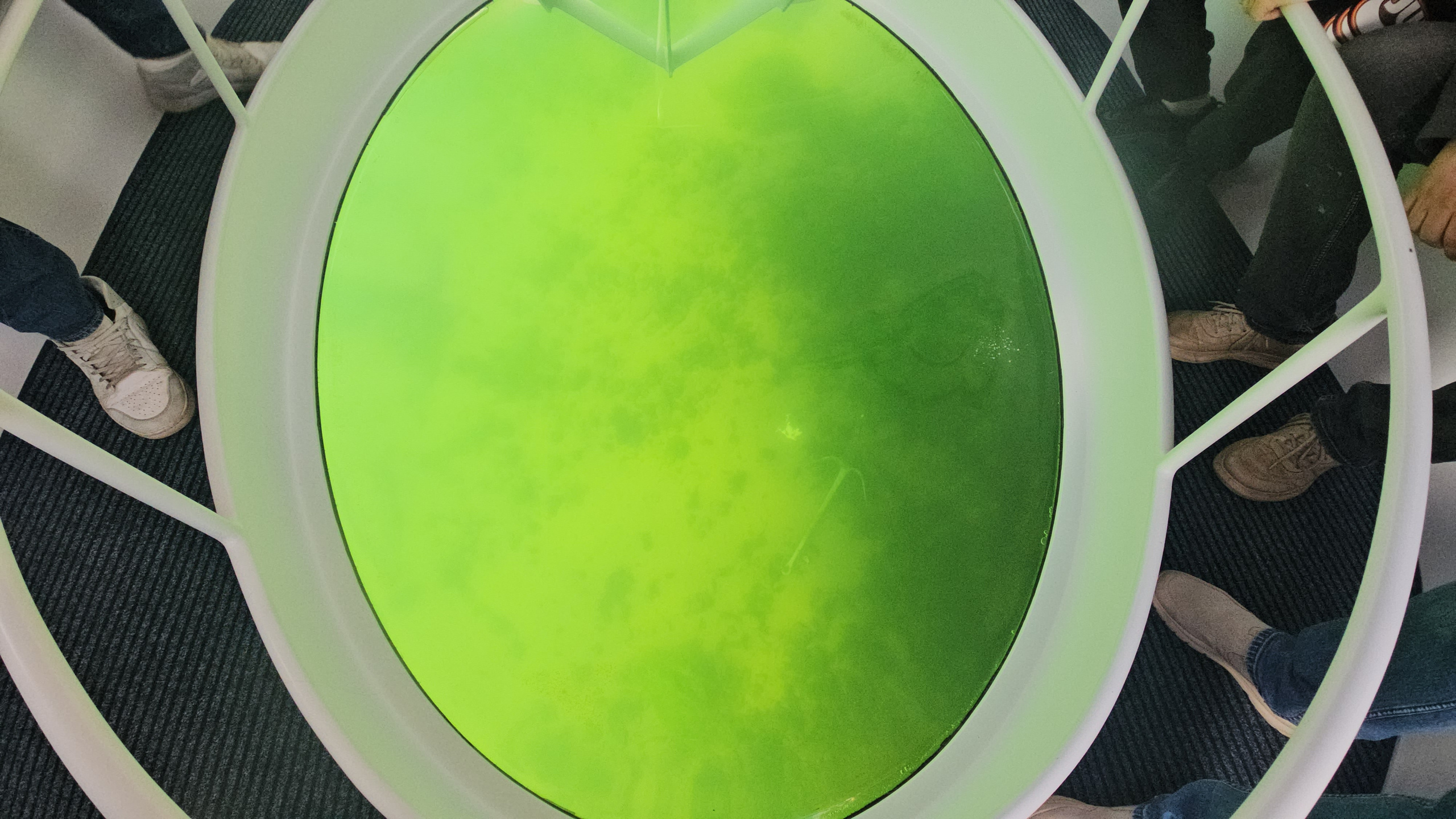 Вид на шаман камень исток ангары листвянка пузырьки катер лукер