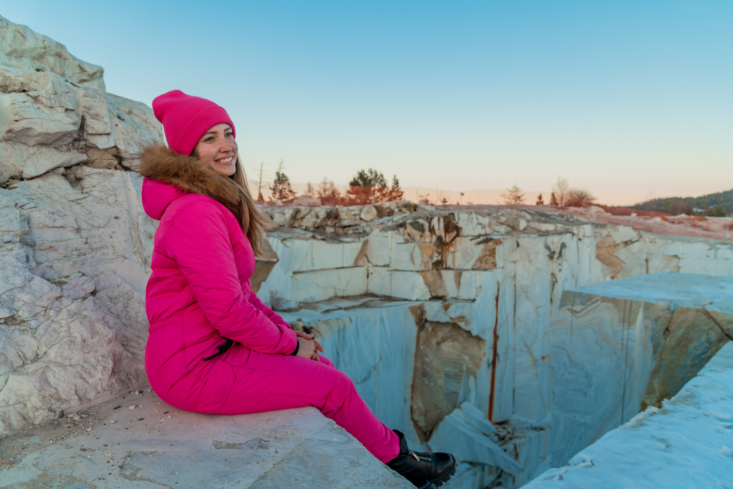 Мраморный карьер на Байкале розовый комбинезон красивая девушка