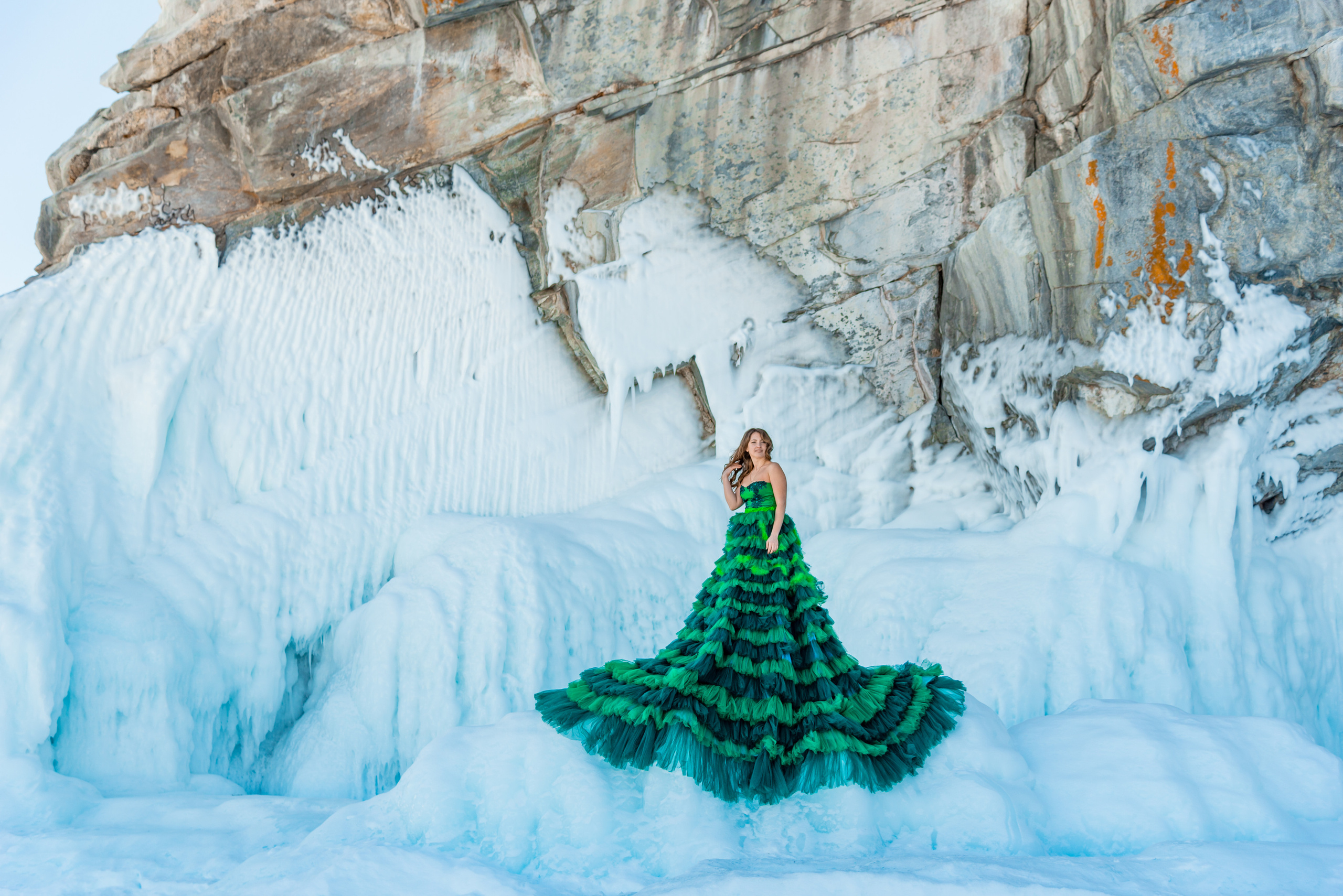Фотопроект на Байкале девушка на льду фотосессия байкал на фоне ледяной стены в зеленом платье