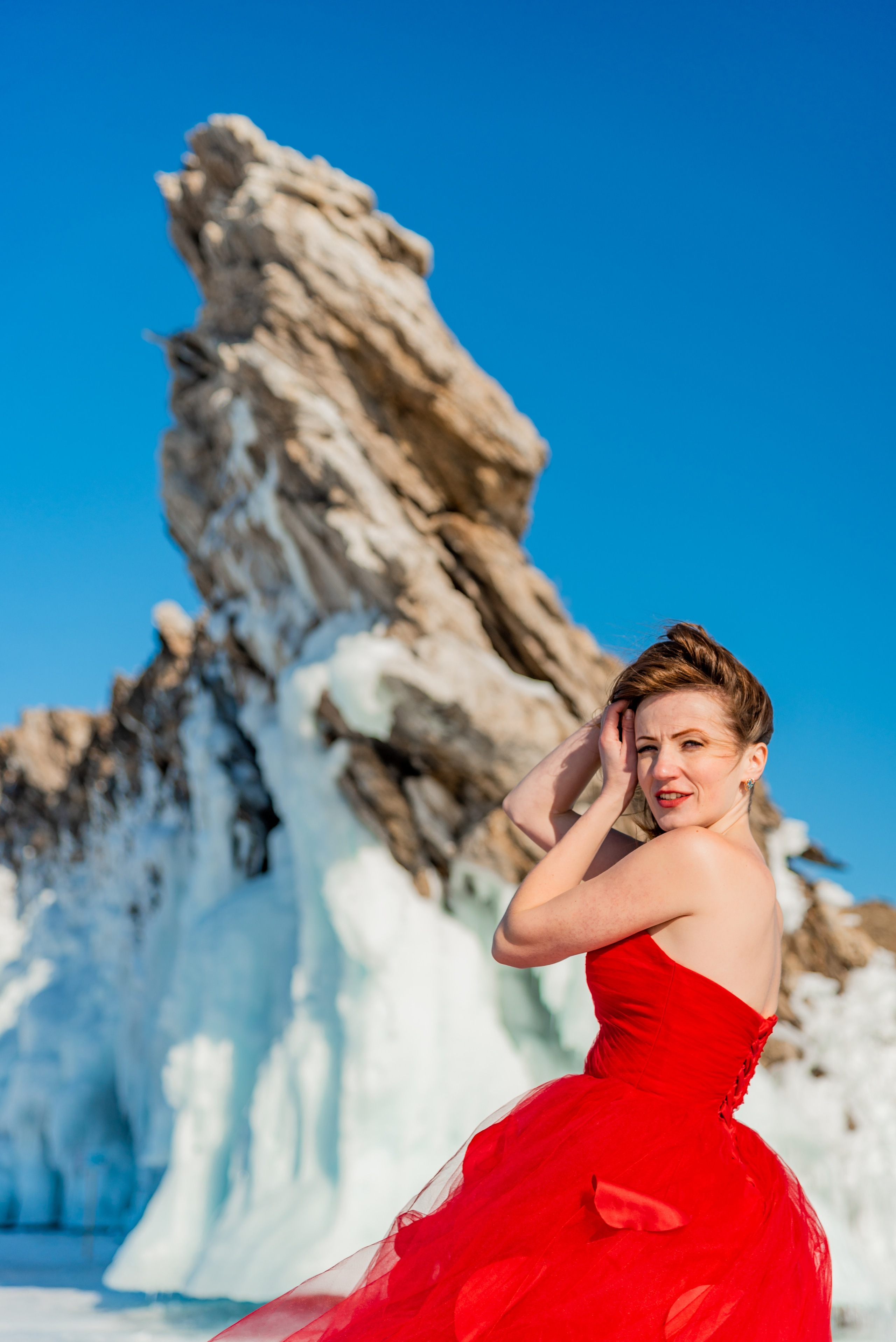 Фотосессия на льду байкала остров ольхон остров огой девушка в красном платье со шлейфом