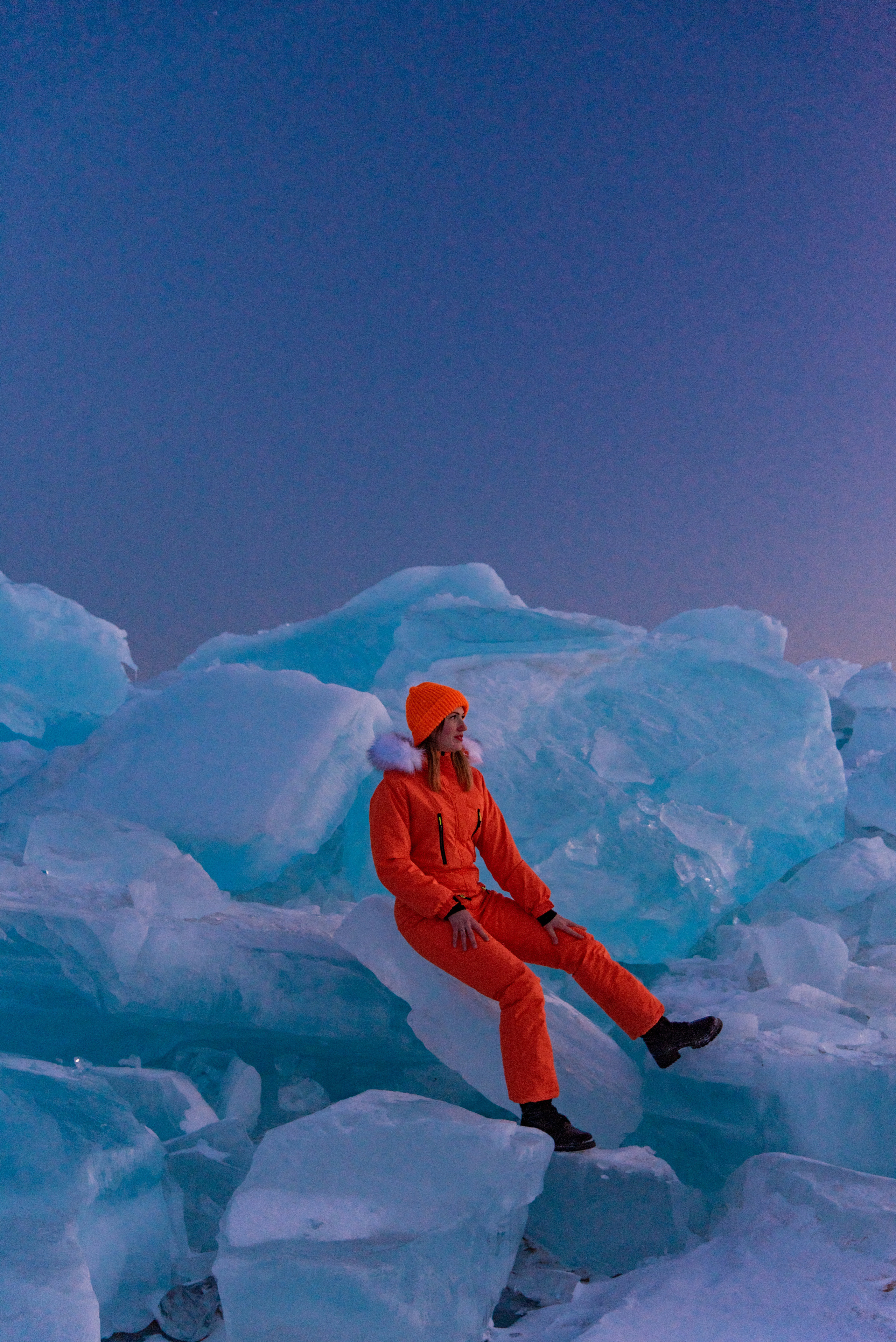 Сумерки на Байкале в феврале. Поездка на Байкал цены купить. Ледяные торосы