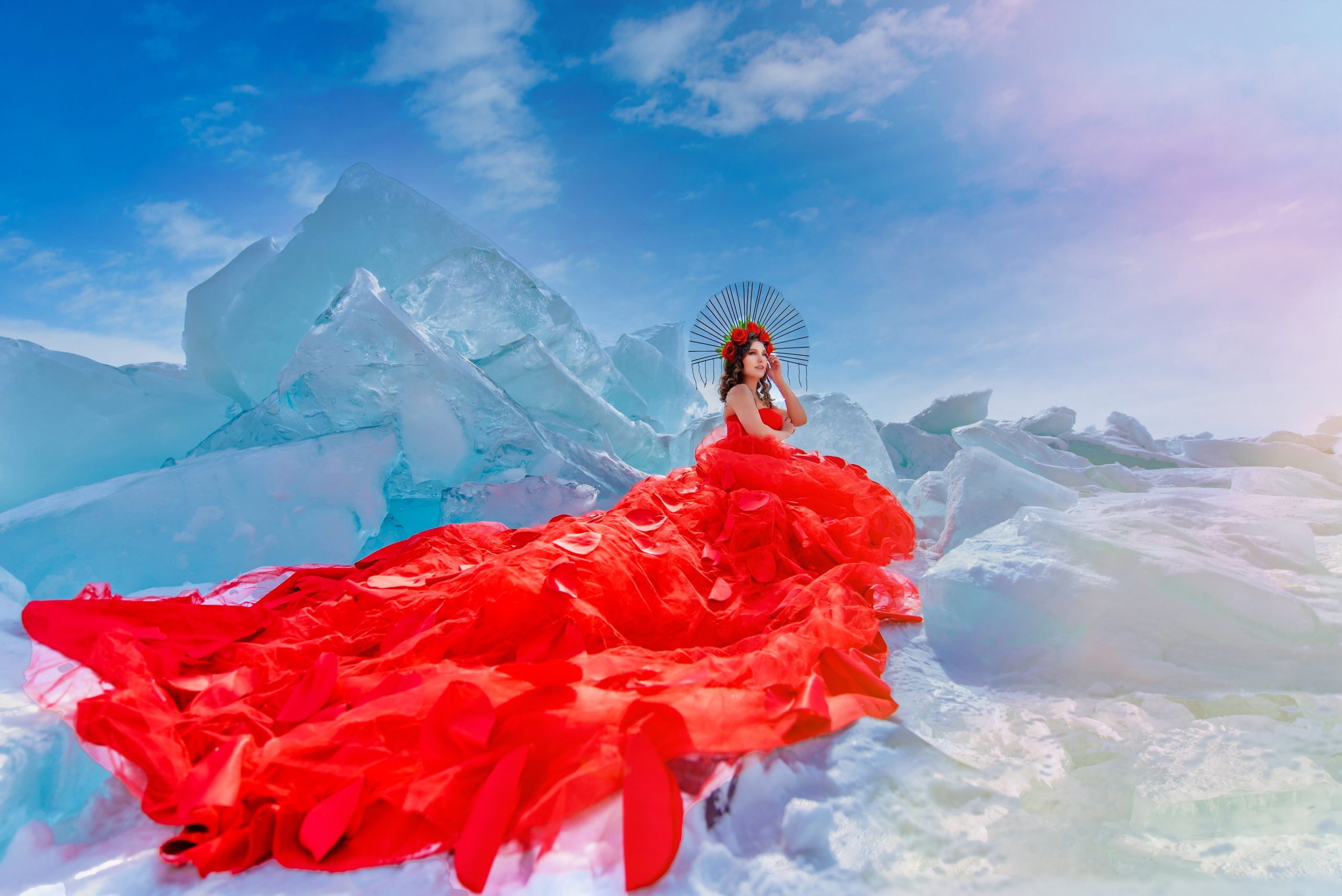 Девушка в красном платье и короной с красными розами на льду Байкала. Туры на Байкал с фотографом под ключ. Фотосессии на Ольхоне