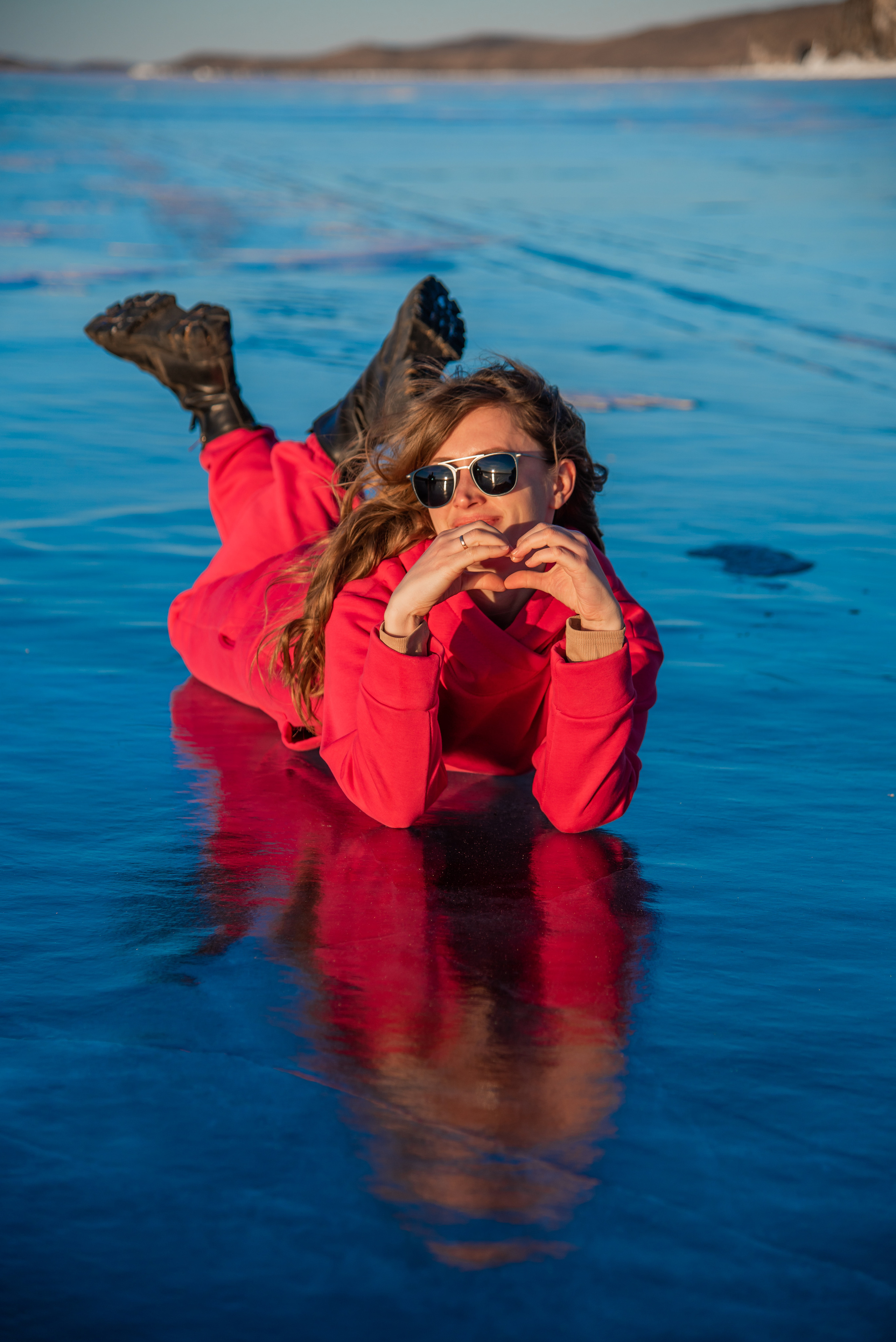 Зеркальный гладкий лед Байкала розовый зимний комбинезон