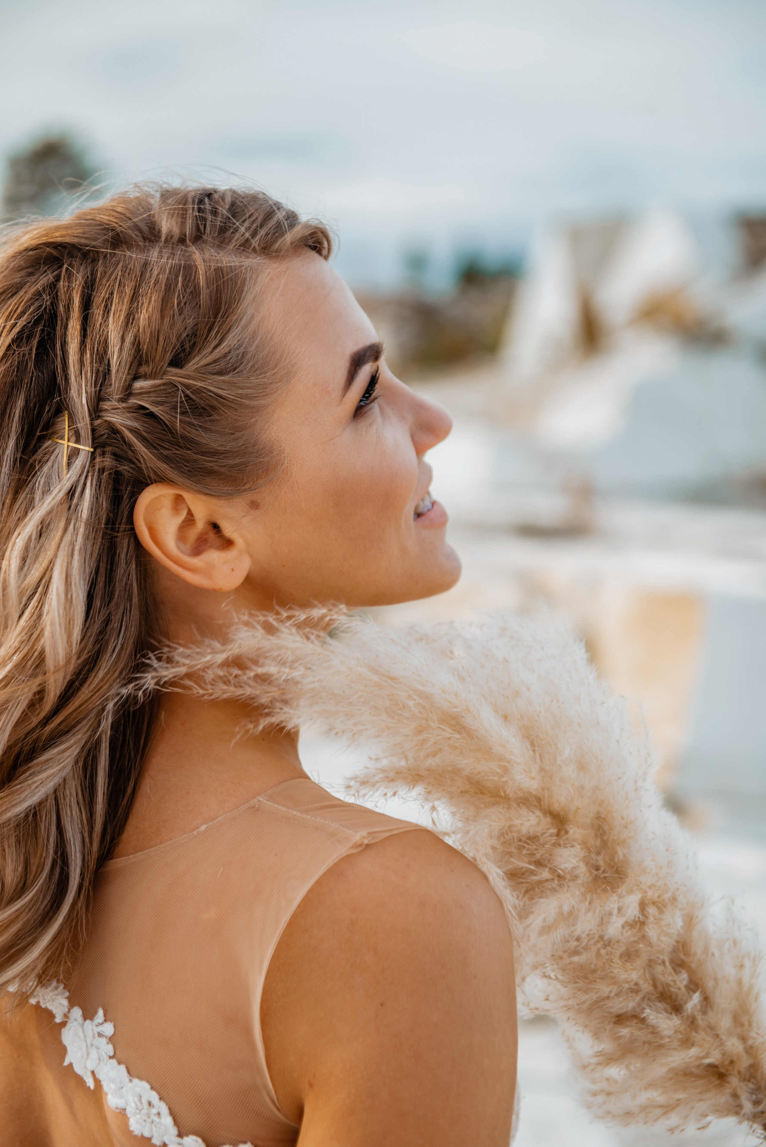 Невеста с букетом сухоцветов на байкале в свадебном платье