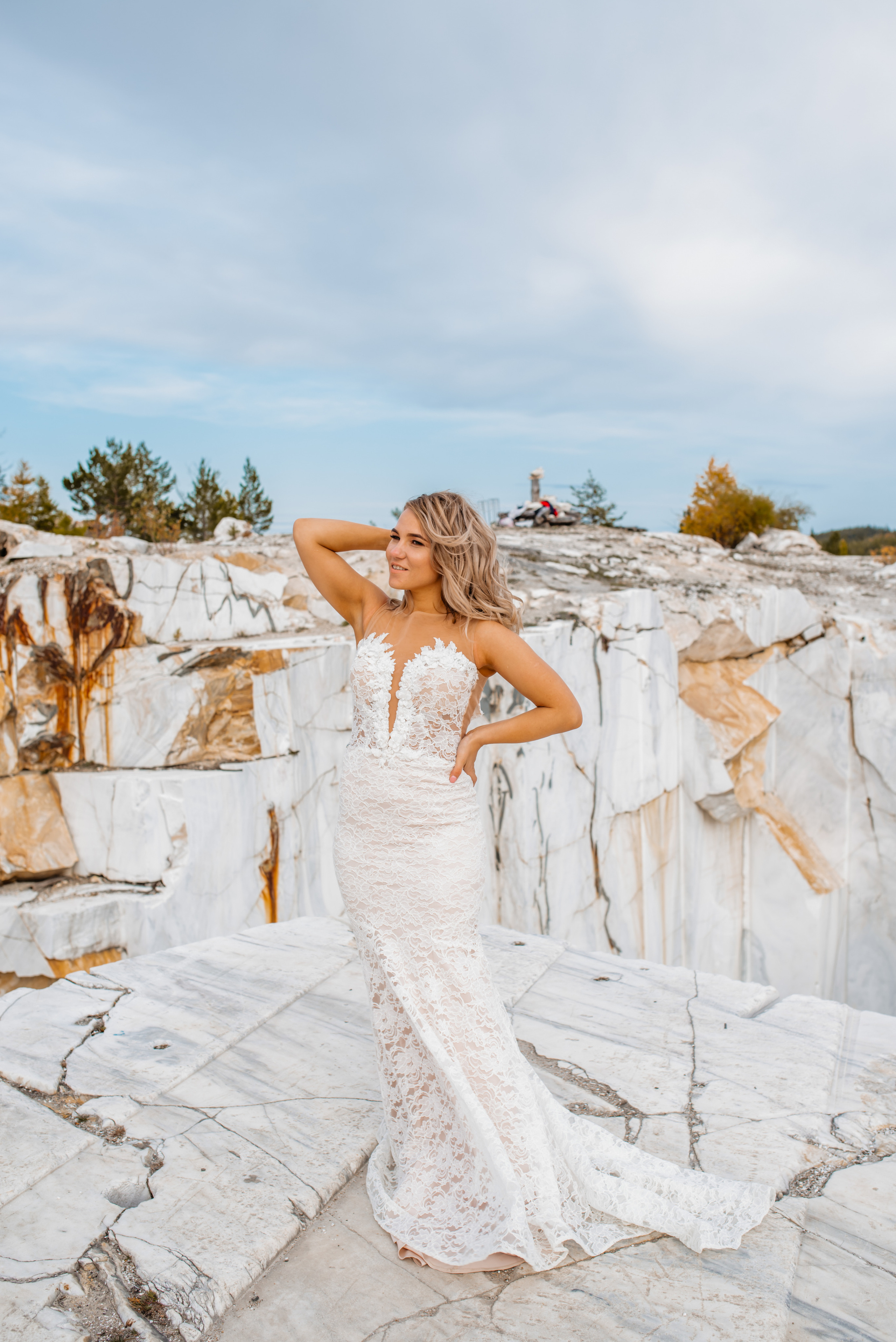Невеста в силуэтном платье-рыбке на мраморном карьере на утесе в бугульдейке
