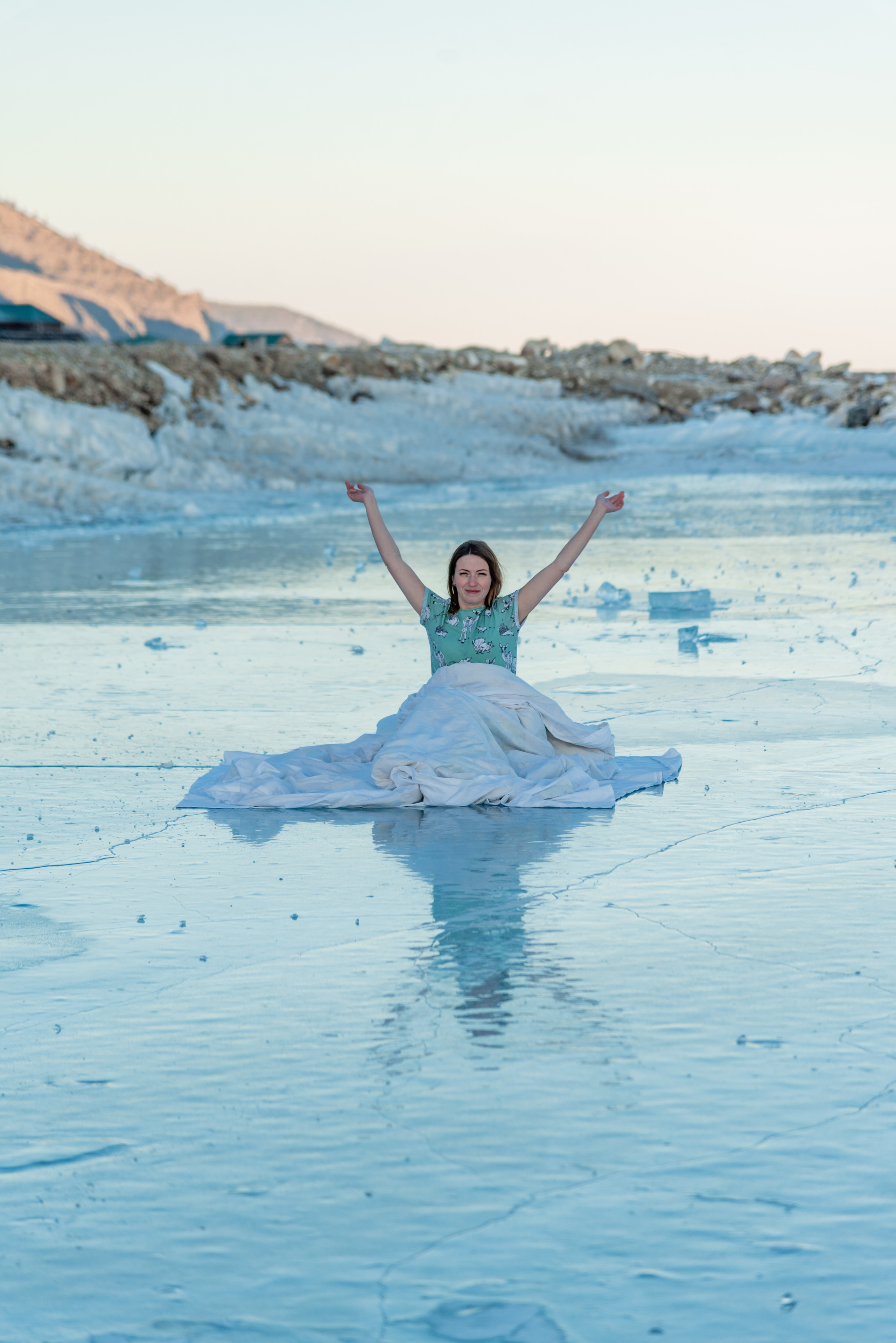 Утро на Байкале в белой постели на льду