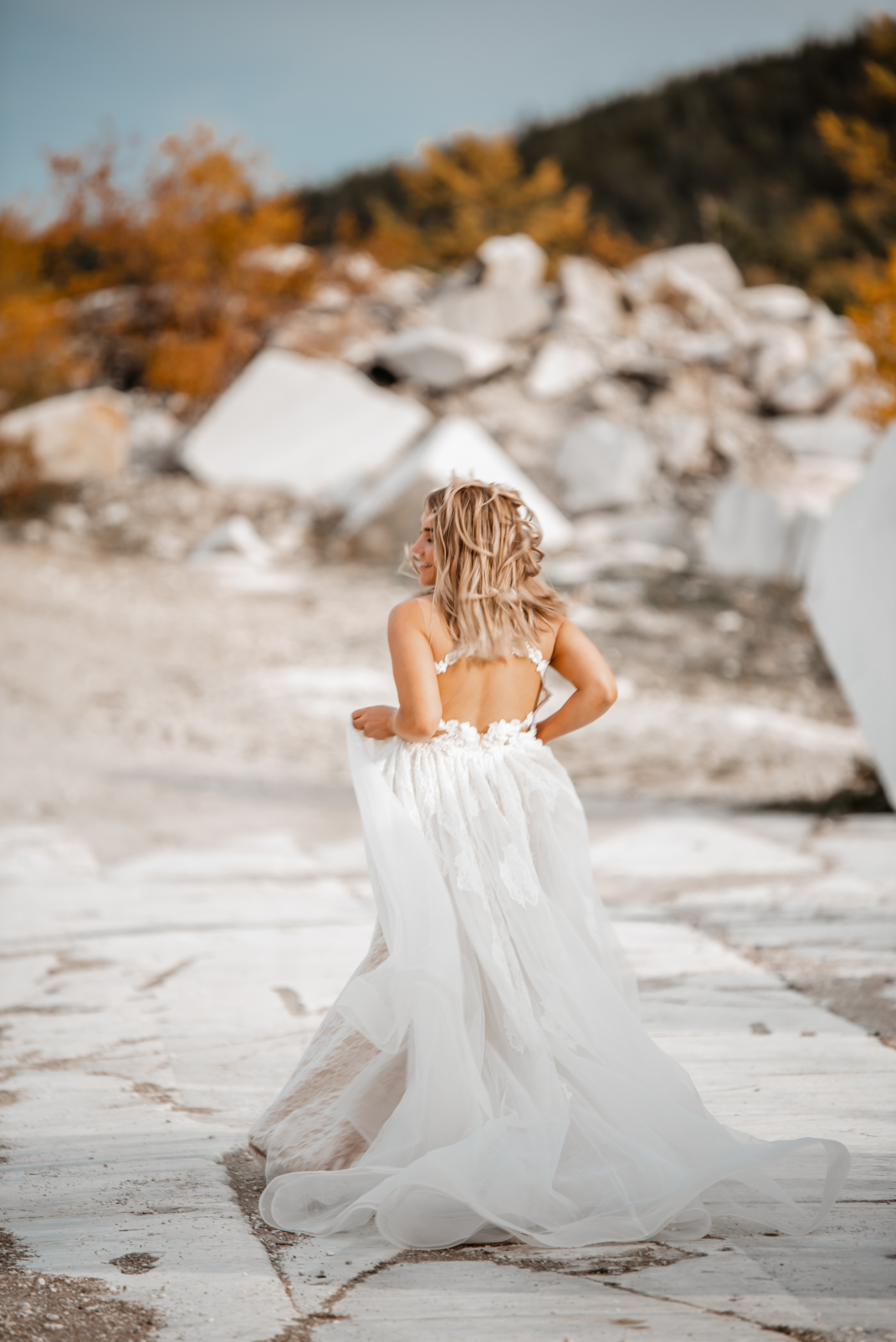 Невеста бежит по мраморному карьеру свадебная фотосессия на байкале