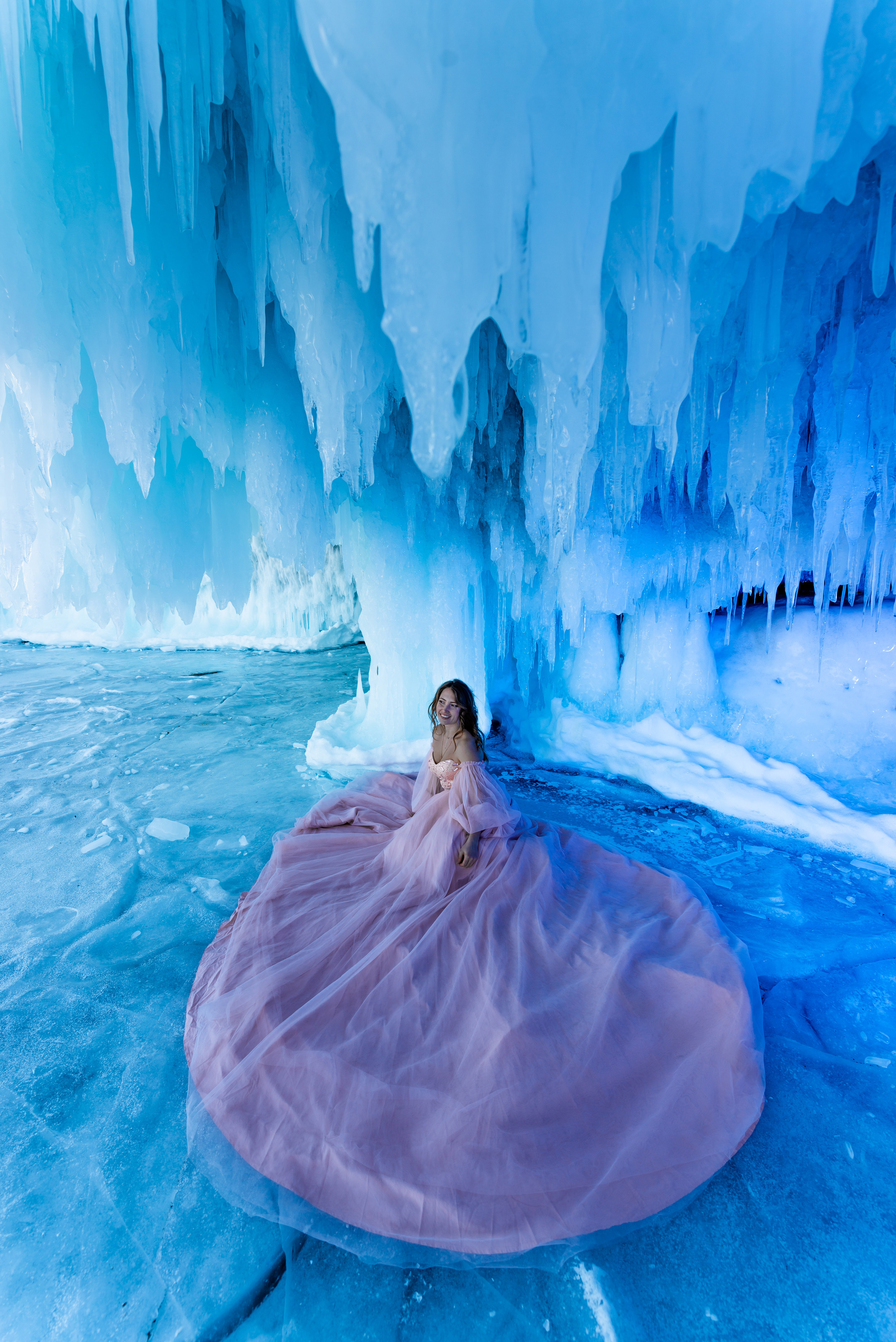 Купить тур на Байкал цена Фотосессия в платье девушка розовое платье летящее парящее воздушное наплески сокуи лед байкала фототур грот зимний байкал