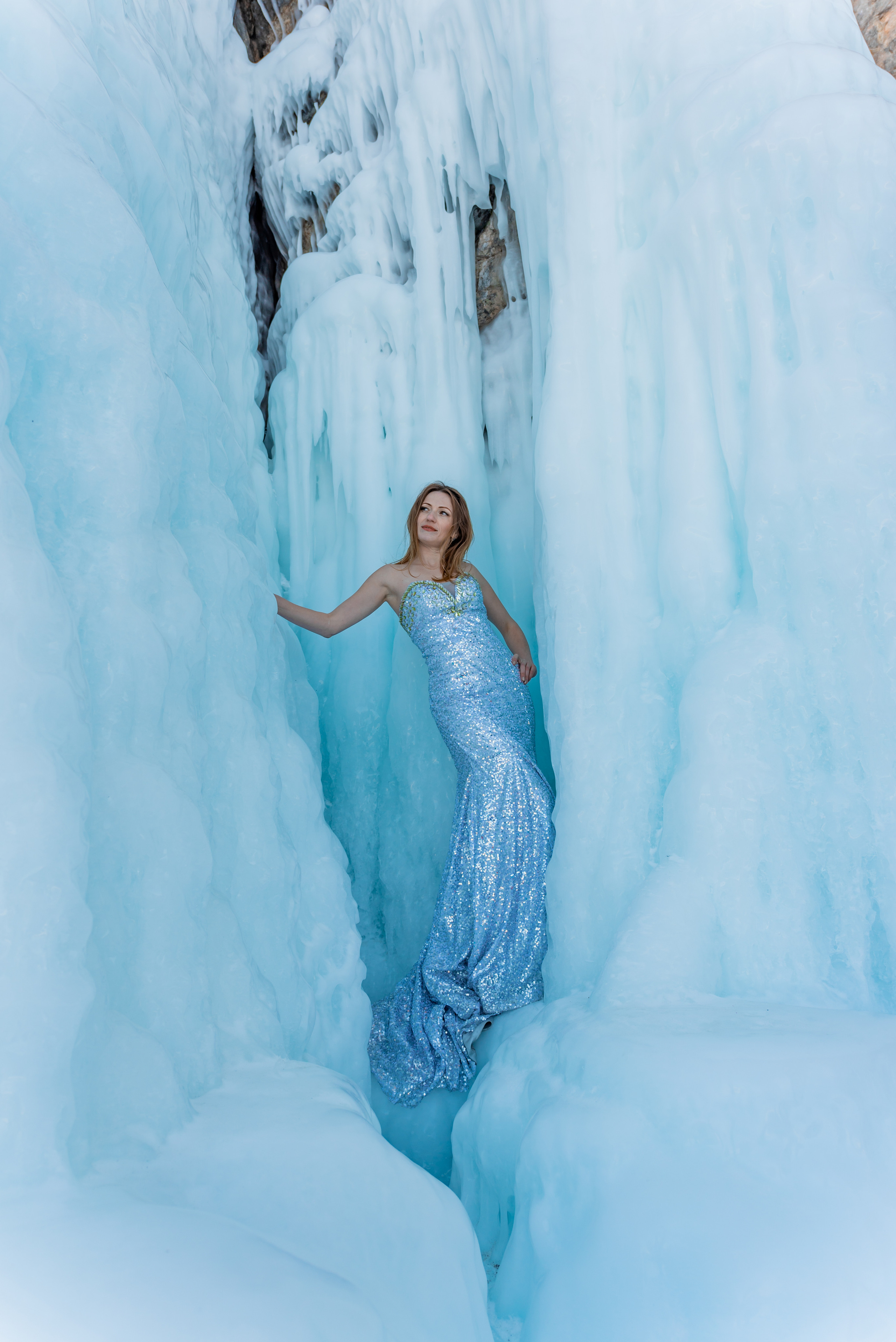Фотосессия на Байкале в платье серебряного цвета в узком гроте