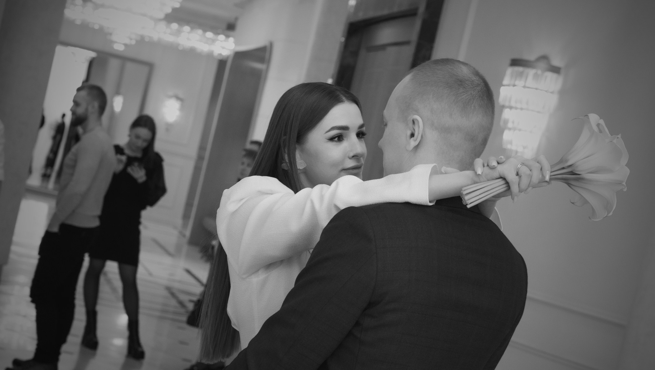 черно белое фото где невеста обнимает своего жениха 