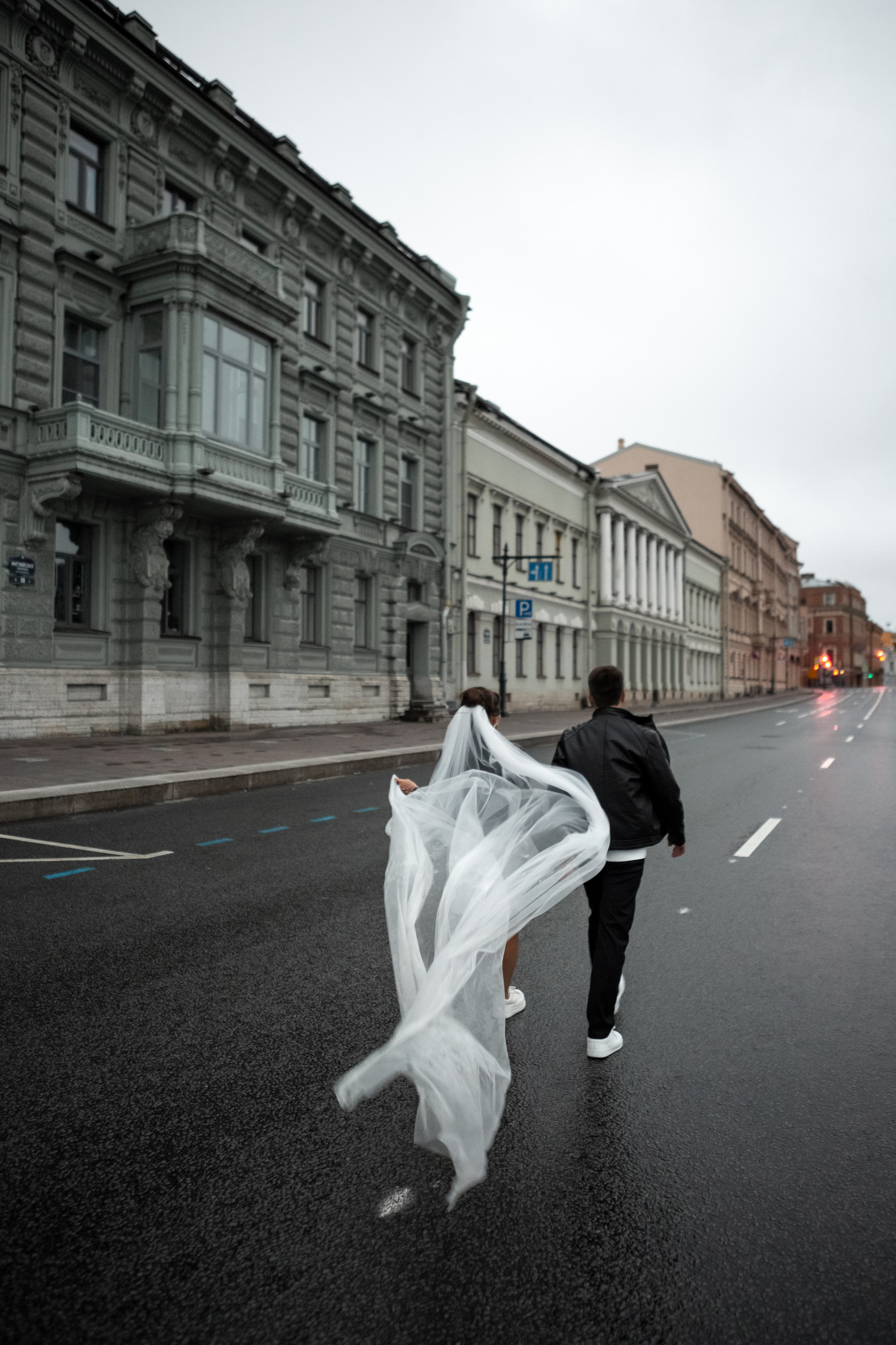 Свадебная фотопрогулка в ночном Петербурге
