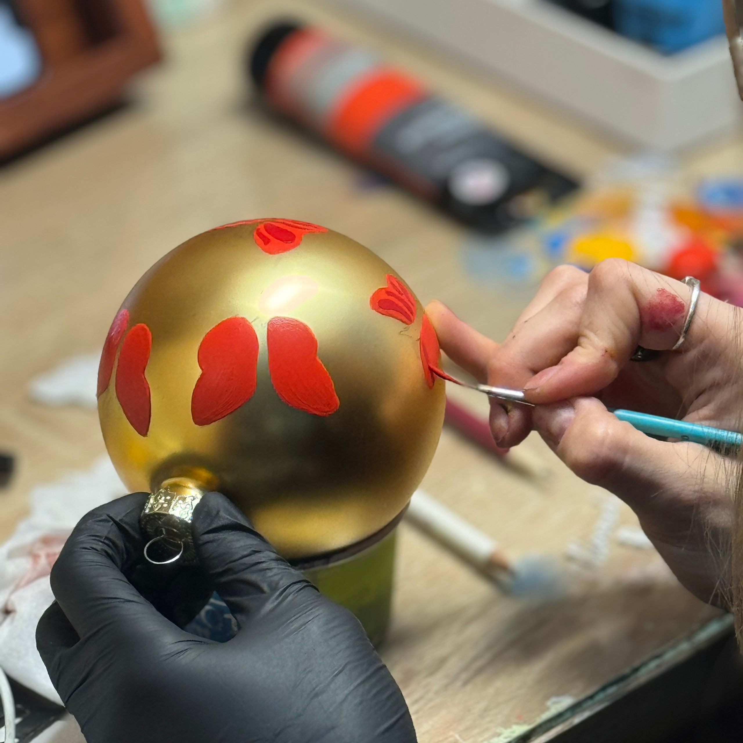 ArtSHARm- наше портфолио по ёлочным шарам с ручной росписью. Художественная ручная роспись елочных шаров, корпоративные подарки и восковые аромасвечи