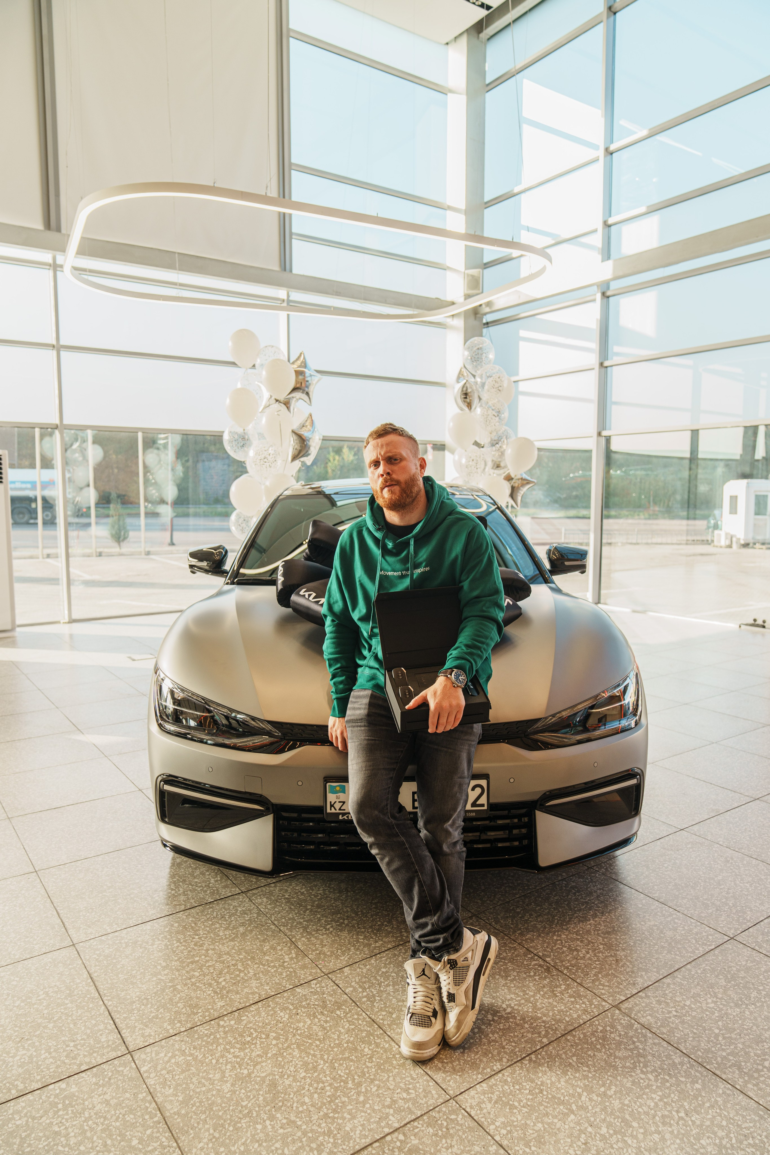 Kia EV6 Вручение Евгений Чебаткову. Фотограф TAULAN_1