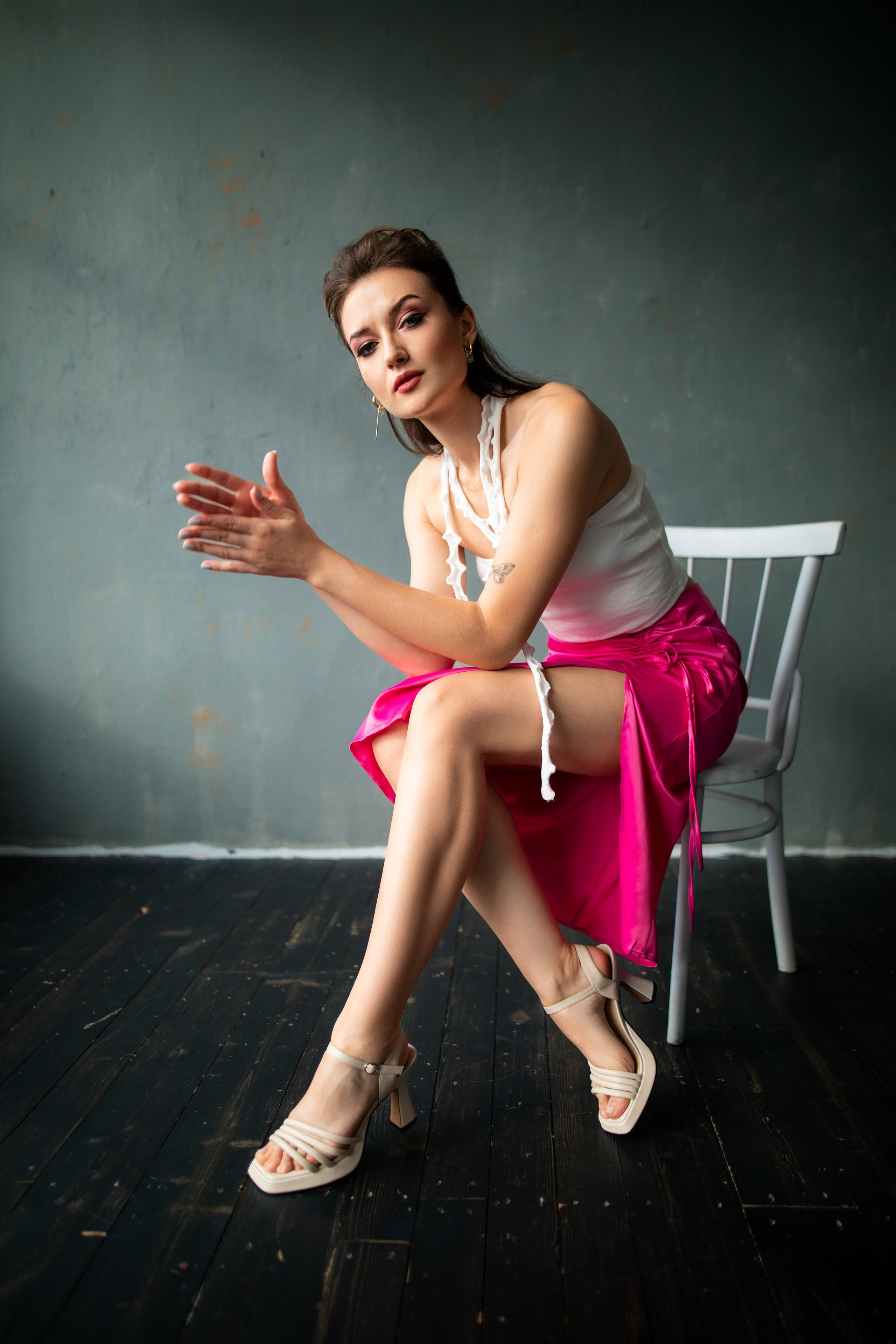 Студийный фотосет с Анастасией в минимальном интерьере в формате для «себя»