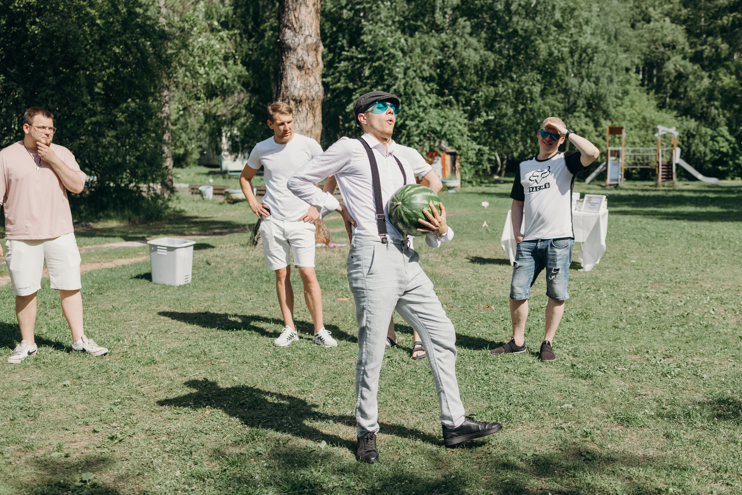 Гости развлекаются в веселом конкурсен на гендер-пати 