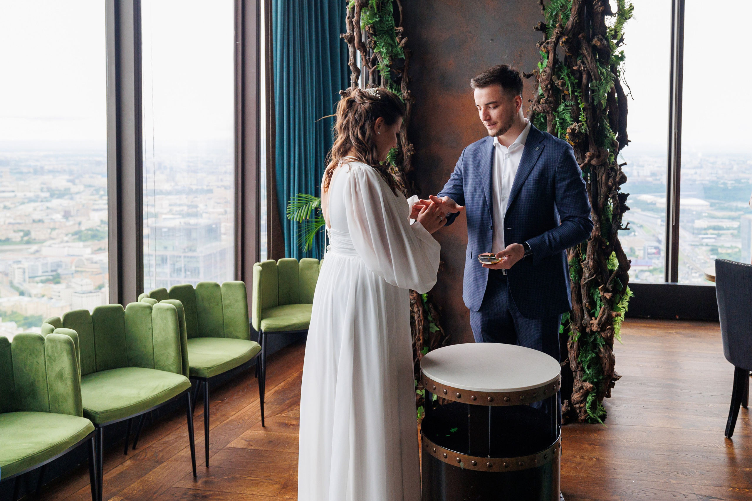 Фотограф на регистрацию в ЗАГС Москва Сити Birds Башня ОКО. Примеры фото, отзывы молодоженов и заявка на регистрацию через официальный сайт.