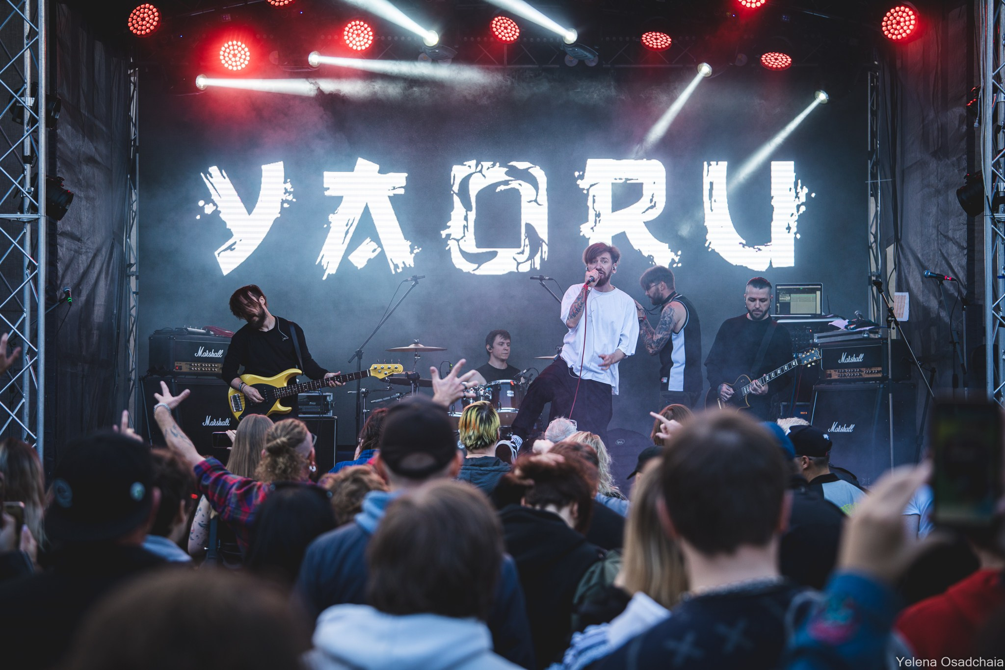 Живой 2025 — День 1. Елена Осадчая — фотографирую музыку на сцене и в жизни