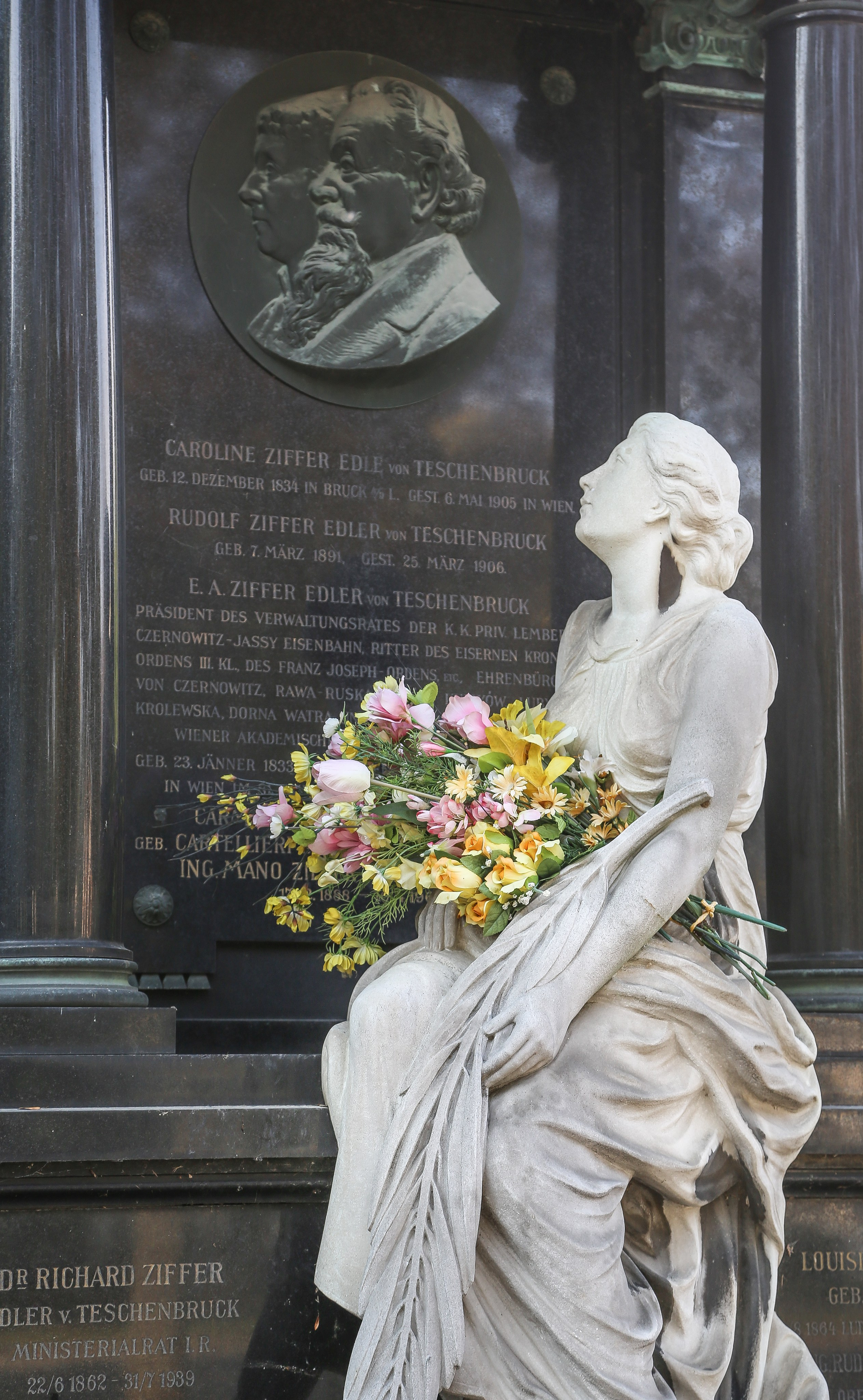 Австрия: Вена — Юденплатц и Центральной кладбище. Дарья Письменюк / Darya Leitstern — фотограф, музыкант, журналист, путешественник