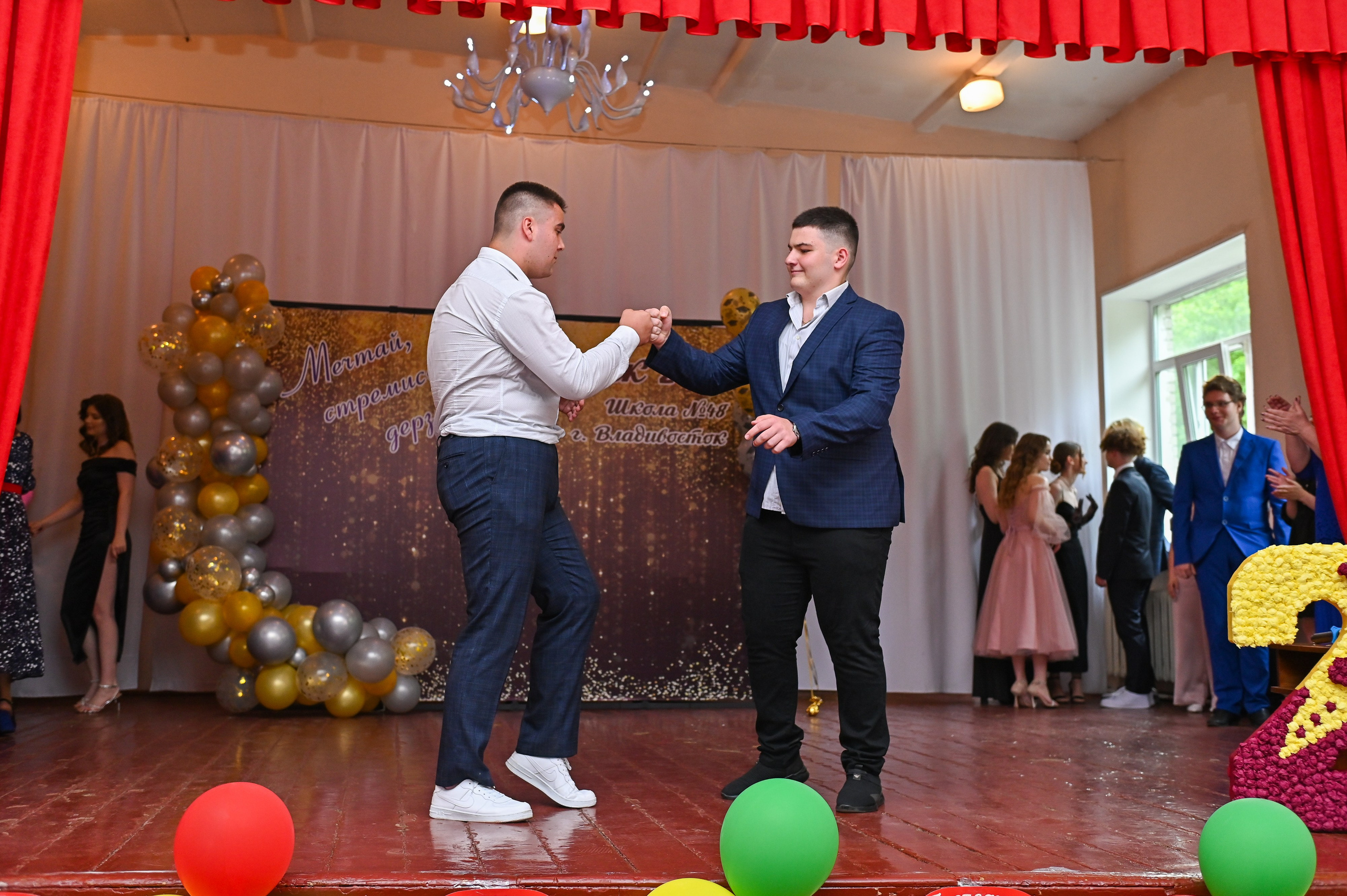 Выпускной школа 48. Семейный и свадебный фотограф во Владивостоке