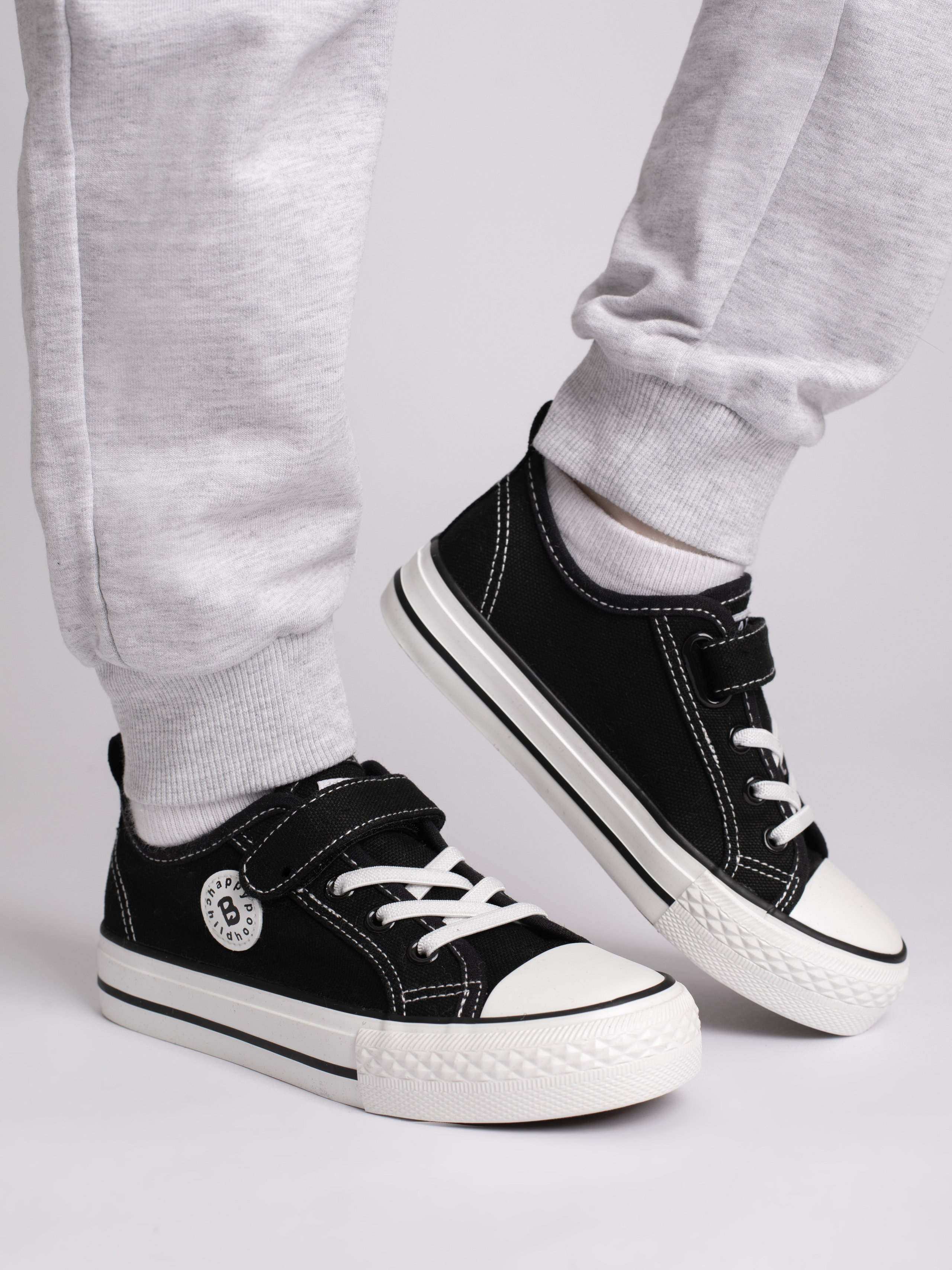 Детские кеды. Фотостудия предметной и модельной съёмки для маркетплейсов