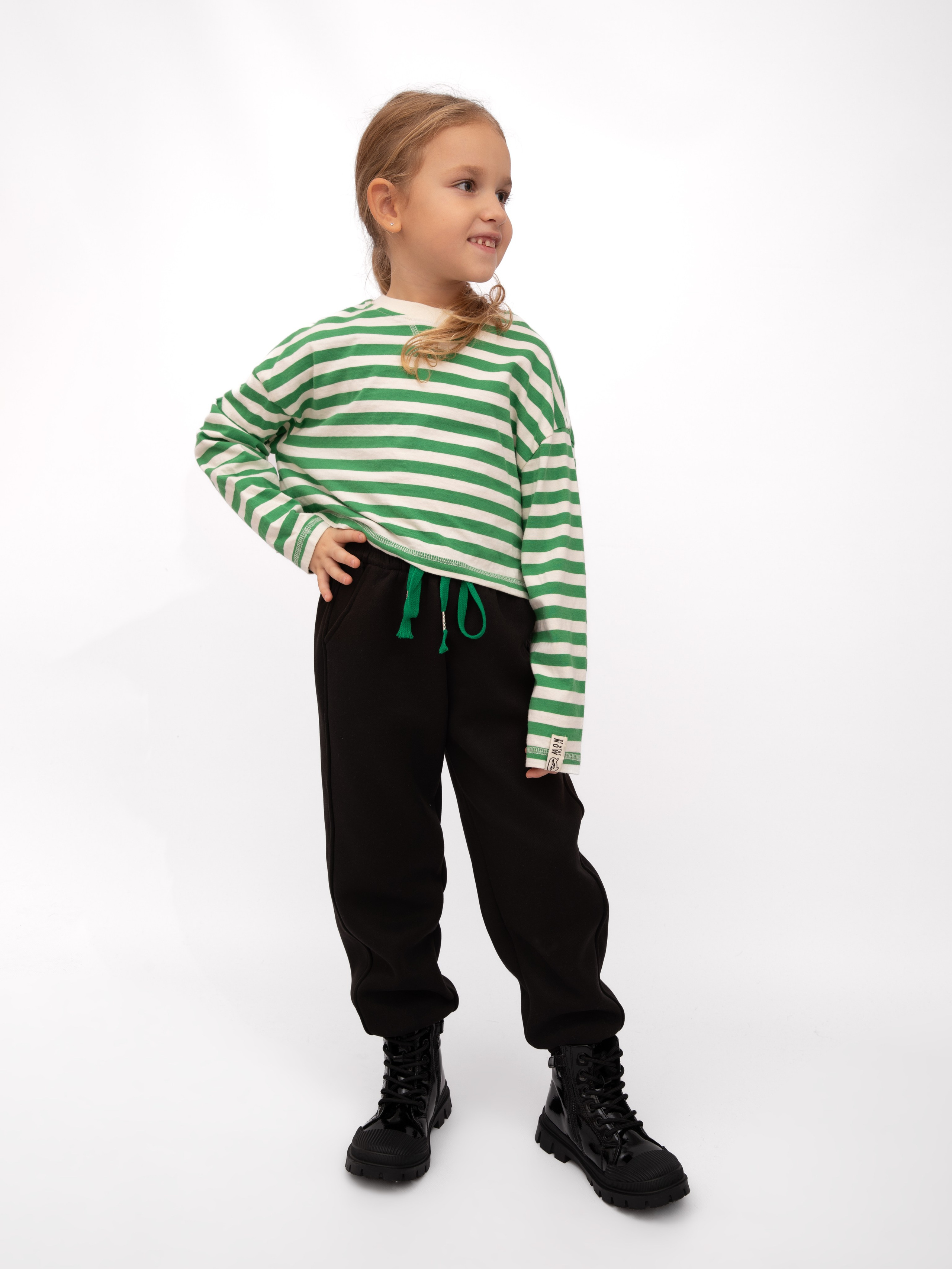 Детские брюки. Фотостудия предметной и модельной съёмки для маркетплейсов