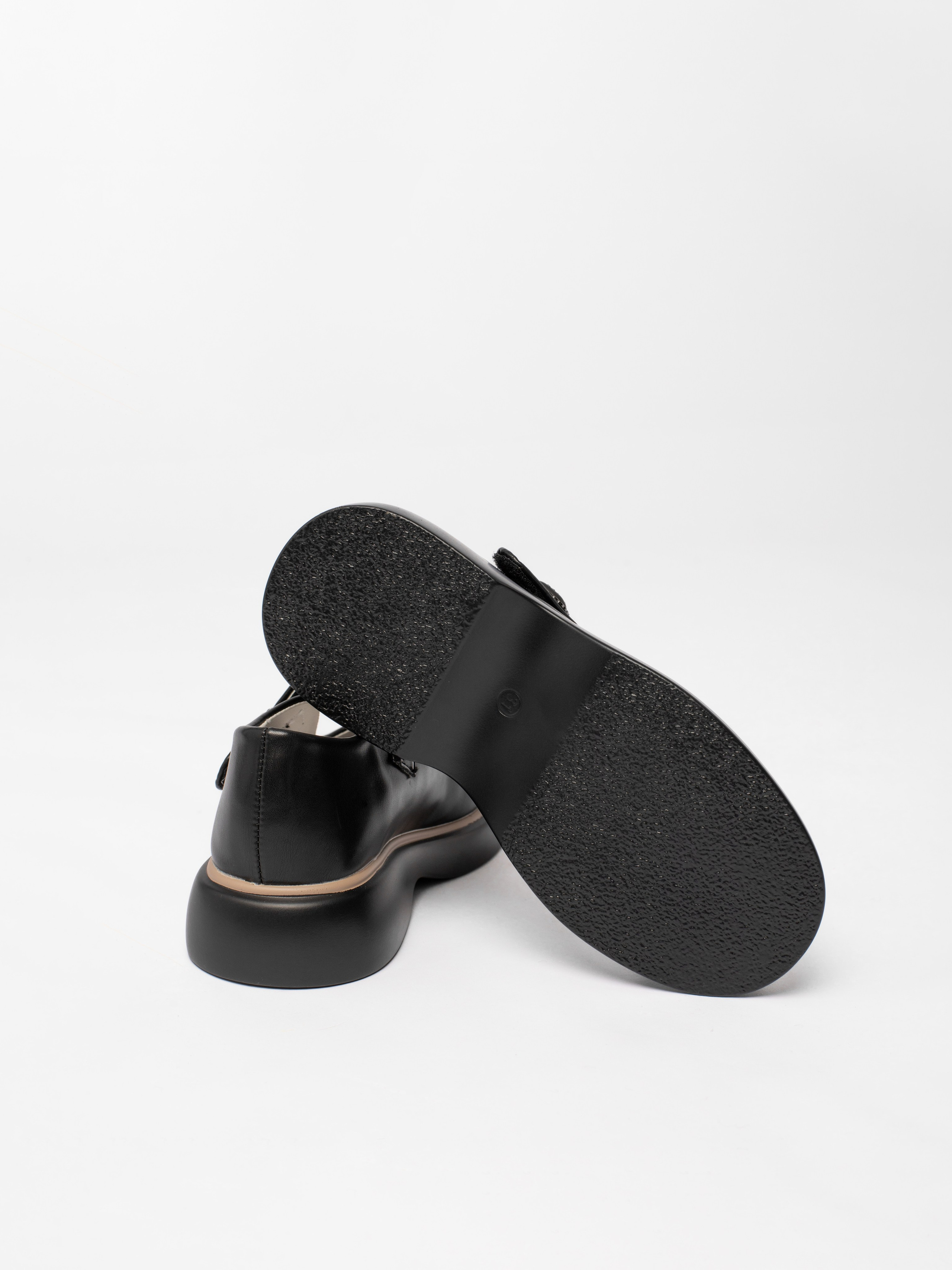 Школьные туфли. Фотостудия предметной и модельной съёмки для маркетплейсов