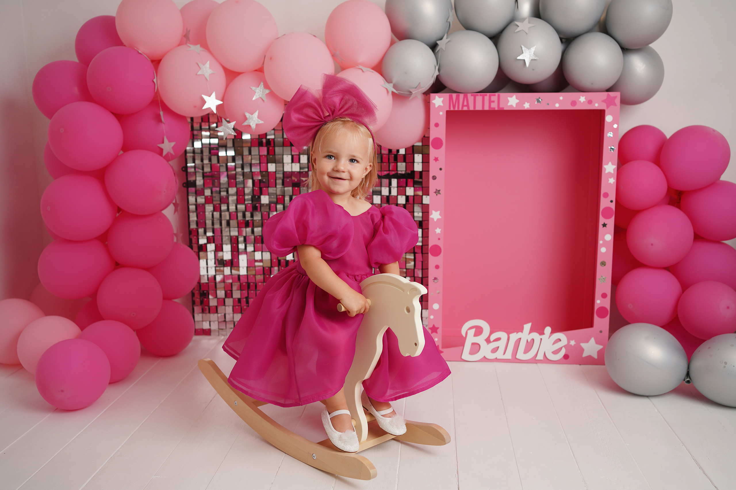 В студии есть лошадка. Она нравится деткам. Они любят на ней кататься.