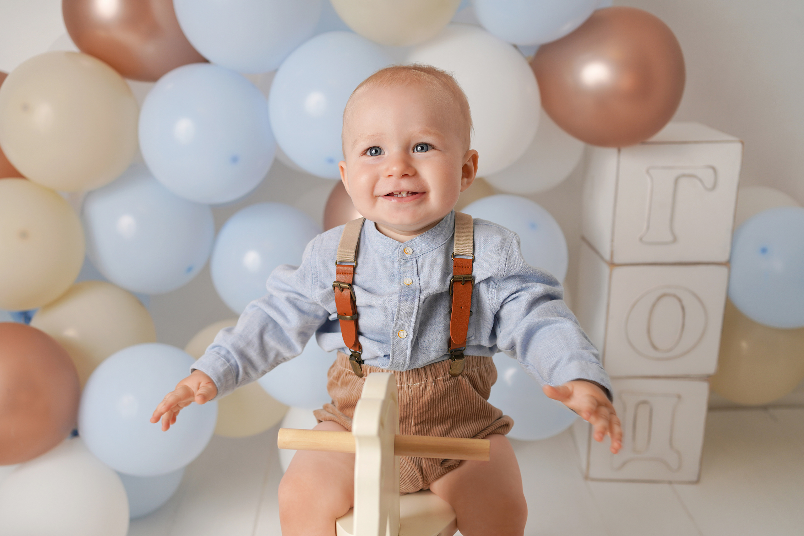 Фотограф Первого годика готовит шарики и тортик для малыша. 