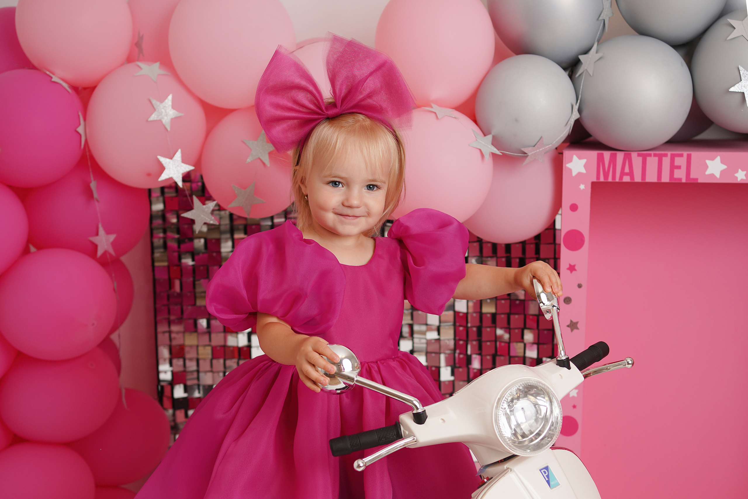 Девочка на фотосессии каталась на большом мотоцикле.